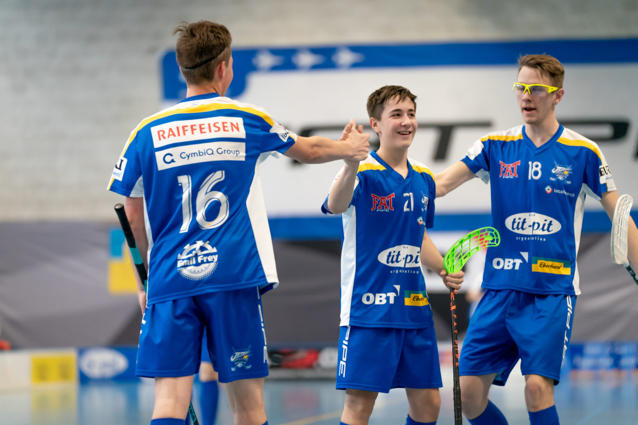 Ruebisbach (Kloten), 06.04.2019, Unihockey Junioren U18 B Auf-/Abstiegsspiele Spiel 4, Kloten-Dietlikon Jets - UHC Thun, Tim Zahner (Nr. 21, Kloten-Dietlikon Jets) bejubelt das 4:3

(Claudio Schwarz, unihockey-fotos.ch)

Copyright: Claudio Schwarz, unihockey-fotos.ch – Dieses Bild wurde durch swiss unihockey lizenziert und darf ausschliesslich auf den Online-Kanälen von swiss unihockey verwendet werden. Die redaktionelle oder kommerzielle Nutzung durch Dritte (Medien, Vereine, Unternehmen oder Privatpersonen) per Download von diesem flickr-Account ist ausgeschlossen. Das Bild kann bei Interesse via unihockey-fotos.ch kostenpflichtig lizenziert werden. unihockey-fotos.ch behält sich vor, fehlbaren Medien, Vereinen, Unternehmen oder Privatpersonen Bilder mit einem Zuschlag in Rechnung zu stellen.
