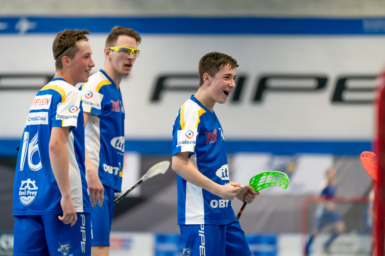 Ruebisbach (Kloten), 06.04.2019, Unihockey Junioren U18 B Auf-/Abstiegsspiele Spiel 4, Kloten-Dietlikon Jets - UHC Thun, Tim Zahner (Nr. 21, Kloten-Dietlikon Jets) bejubelt das 4:3

(Claudio Schwarz, unihockey-fotos.ch)

Copyright: Claudio Schwarz, unihockey-fotos.ch – Dieses Bild wurde durch swiss unihockey lizenziert und darf ausschliesslich auf den Online-Kanälen von swiss unihockey verwendet werden. Die redaktionelle oder kommerzielle Nutzung durch Dritte (Medien, Vereine, Unternehmen oder Privatpersonen) per Download von diesem flickr-Account ist ausgeschlossen. Das Bild kann bei Interesse via unihockey-fotos.ch kostenpflichtig lizenziert werden. unihockey-fotos.ch behält sich vor, fehlbaren Medien, Vereinen, Unternehmen oder Privatpersonen Bilder mit einem Zuschlag in Rechnung zu stellen.