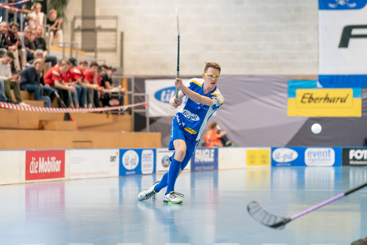 Ruebisbach (Kloten), 06.04.2019, Unihockey Junioren U18 B Auf-/Abstiegsspiele Spiel 4, Kloten-Dietlikon Jets - UHC Thun, Martin Sauter (Nr. 18, Kloten-Dietlikon Jets) mit einem Abschlussversuch

(Claudio Schwarz, unihockey-fotos.ch)

Copyright: Claudio Schwarz, unihockey-fotos.ch – Dieses Bild wurde durch swiss unihockey lizenziert und darf ausschliesslich auf den Online-Kanälen von swiss unihockey verwendet werden. Die redaktionelle oder kommerzielle Nutzung durch Dritte (Medien, Vereine, Unternehmen oder Privatpersonen) per Download von diesem flickr-Account ist ausgeschlossen. Das Bild kann bei Interesse via unihockey-fotos.ch kostenpflichtig lizenziert werden. unihockey-fotos.ch behält sich vor, fehlbaren Medien, Vereinen, Unternehmen oder Privatpersonen Bilder mit einem Zuschlag in Rechnung zu stellen.