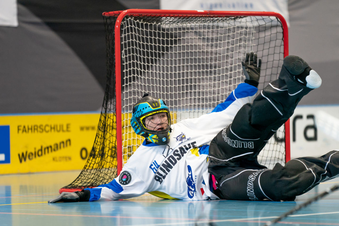 Ruebisbach (Kloten), 06.04.2019, Unihockey Junioren U18 B Auf-/Abstiegsspiele Spiel 4, Kloten-Dietlikon Jets - UHC Thun, Jonas Isler (Nr. 64, Kloten-Dietlikon Jets) im Tor der Jets

(Claudio Schwarz, unihockey-fotos.ch)

Copyright: Claudio Schwarz, unihockey-fotos.ch – Dieses Bild wurde durch swiss unihockey lizenziert und darf ausschliesslich auf den Online-Kanälen von swiss unihockey verwendet werden. Die redaktionelle oder kommerzielle Nutzung durch Dritte (Medien, Vereine, Unternehmen oder Privatpersonen) per Download von diesem flickr-Account ist ausgeschlossen. Das Bild kann bei Interesse via unihockey-fotos.ch kostenpflichtig lizenziert werden. unihockey-fotos.ch behält sich vor, fehlbaren Medien, Vereinen, Unternehmen oder Privatpersonen Bilder mit einem Zuschlag in Rechnung zu stellen.