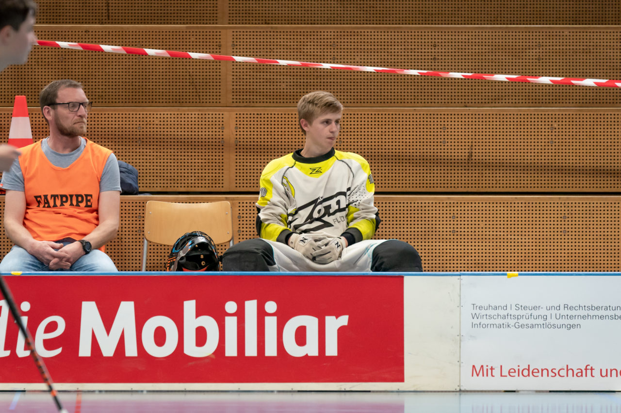 Ruebisbach (Kloten), 06.04.2019, Unihockey Junioren U18 B Auf-/Abstiegsspiele Spiel 4, Kloten-Dietlikon Jets - UHC Thun, Nicola Sönnichsen (Nr. 74, UHC Thun) musste auf die Strafbank

(Claudio Schwarz, unihockey-fotos.ch)

Copyright: Claudio Schwarz, unihockey-fotos.ch – Dieses Bild wurde durch swiss unihockey lizenziert und darf ausschliesslich auf den Online-Kanälen von swiss unihockey verwendet werden. Die redaktionelle oder kommerzielle Nutzung durch Dritte (Medien, Vereine, Unternehmen oder Privatpersonen) per Download von diesem flickr-Account ist ausgeschlossen. Das Bild kann bei Interesse via unihockey-fotos.ch kostenpflichtig lizenziert werden. unihockey-fotos.ch behält sich vor, fehlbaren Medien, Vereinen, Unternehmen oder Privatpersonen Bilder mit einem Zuschlag in Rechnung zu stellen.