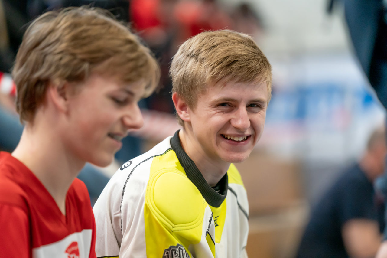 Ruebisbach (Kloten), 06.04.2019, Unihockey Junioren U18 B Auf-/Abstiegsspiele Spiel 4, Kloten-Dietlikon Jets - UHC Thun, Nicola Sönnichsen (Nr. 74, UHC Thun) musste auf die Strafbank

(Claudio Schwarz, unihockey-fotos.ch)

Copyright: Claudio Schwarz, unihockey-fotos.ch – Dieses Bild wurde durch swiss unihockey lizenziert und darf ausschliesslich auf den Online-Kanälen von swiss unihockey verwendet werden. Die redaktionelle oder kommerzielle Nutzung durch Dritte (Medien, Vereine, Unternehmen oder Privatpersonen) per Download von diesem flickr-Account ist ausgeschlossen. Das Bild kann bei Interesse via unihockey-fotos.ch kostenpflichtig lizenziert werden. unihockey-fotos.ch behält sich vor, fehlbaren Medien, Vereinen, Unternehmen oder Privatpersonen Bilder mit einem Zuschlag in Rechnung zu stellen.