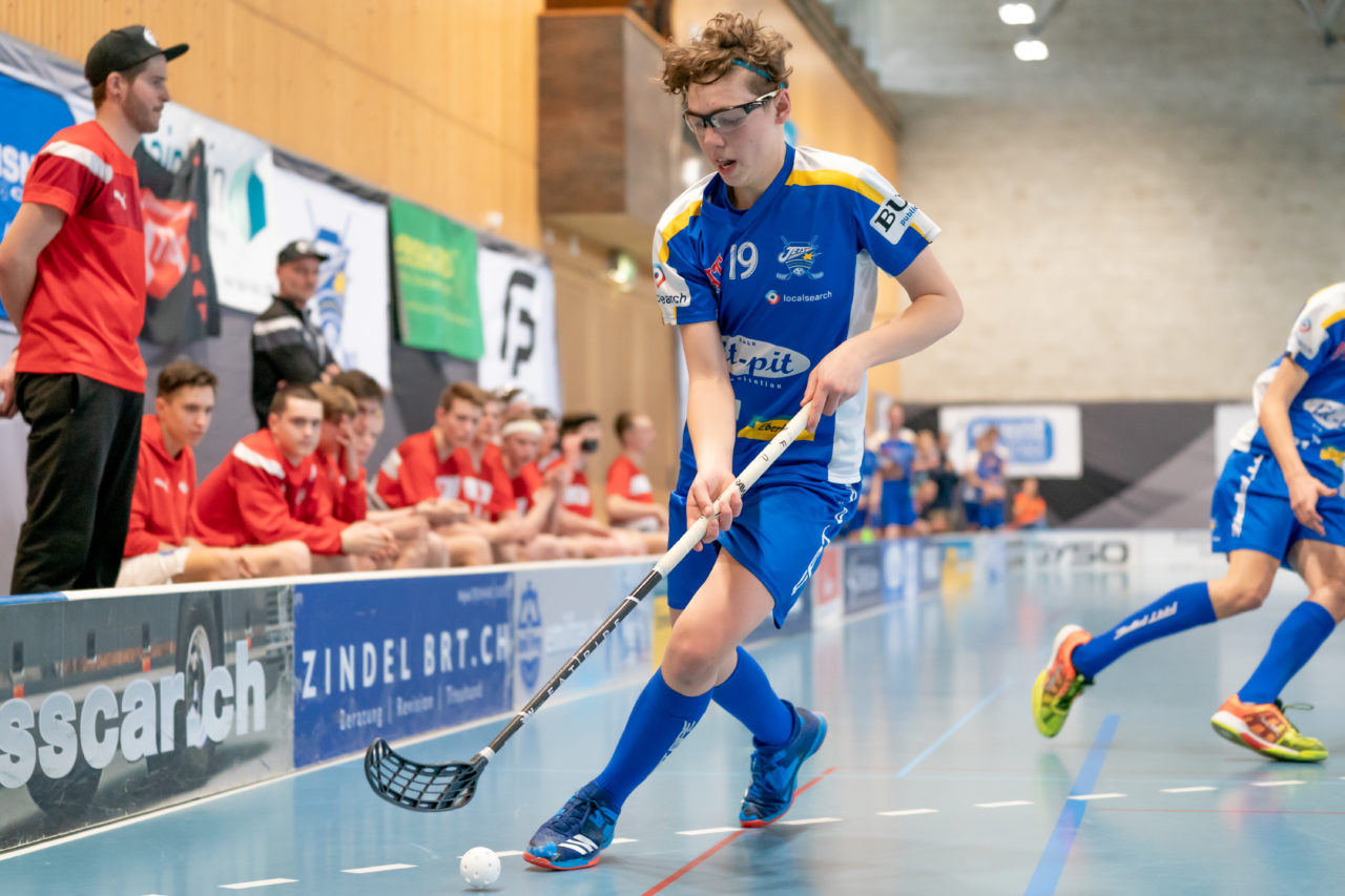 Ruebisbach (Kloten), 06.04.2019, Unihockey Junioren U18 B Auf-/Abstiegsspiele Spiel 4, Kloten-Dietlikon Jets - UHC Thun, Connor Swales (Nr. 19, Kloten-Dietlikon Jets) am Ball

(Claudio Schwarz, unihockey-fotos.ch)

Copyright: Claudio Schwarz, unihockey-fotos.ch – Dieses Bild wurde durch swiss unihockey lizenziert und darf ausschliesslich auf den Online-Kanälen von swiss unihockey verwendet werden. Die redaktionelle oder kommerzielle Nutzung durch Dritte (Medien, Vereine, Unternehmen oder Privatpersonen) per Download von diesem flickr-Account ist ausgeschlossen. Das Bild kann bei Interesse via unihockey-fotos.ch kostenpflichtig lizenziert werden. unihockey-fotos.ch behält sich vor, fehlbaren Medien, Vereinen, Unternehmen oder Privatpersonen Bilder mit einem Zuschlag in Rechnung zu stellen.