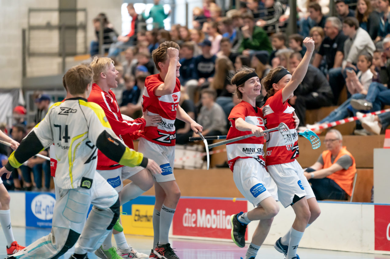 Ruebisbach (Kloten), 06.04.2019, Unihockey Junioren U18 B Auf-/Abstiegsspiele Spiel 4, Kloten-Dietlikon Jets - UHC Thun, Thun jubelt

(Claudio Schwarz, unihockey-fotos.ch)

Copyright: Claudio Schwarz, unihockey-fotos.ch – Dieses Bild wurde durch swiss unihockey lizenziert und darf ausschliesslich auf den Online-Kanälen von swiss unihockey verwendet werden. Die redaktionelle oder kommerzielle Nutzung durch Dritte (Medien, Vereine, Unternehmen oder Privatpersonen) per Download von diesem flickr-Account ist ausgeschlossen. Das Bild kann bei Interesse via unihockey-fotos.ch kostenpflichtig lizenziert werden. unihockey-fotos.ch behält sich vor, fehlbaren Medien, Vereinen, Unternehmen oder Privatpersonen Bilder mit einem Zuschlag in Rechnung zu stellen.