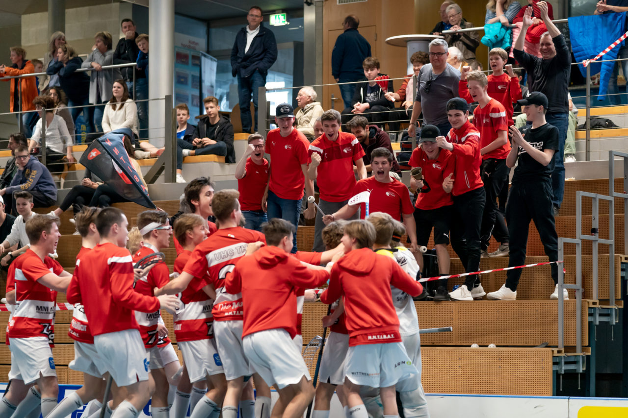 Ruebisbach (Kloten), 06.04.2019, Unihockey Junioren U18 B Auf-/Abstiegsspiele Spiel 4, Kloten-Dietlikon Jets - UHC Thun, Thun jubelt mit den Fans

(Claudio Schwarz, unihockey-fotos.ch)

Copyright: Claudio Schwarz, unihockey-fotos.ch – Dieses Bild wurde durch swiss unihockey lizenziert und darf ausschliesslich auf den Online-Kanälen von swiss unihockey verwendet werden. Die redaktionelle oder kommerzielle Nutzung durch Dritte (Medien, Vereine, Unternehmen oder Privatpersonen) per Download von diesem flickr-Account ist ausgeschlossen. Das Bild kann bei Interesse via unihockey-fotos.ch kostenpflichtig lizenziert werden. unihockey-fotos.ch behält sich vor, fehlbaren Medien, Vereinen, Unternehmen oder Privatpersonen Bilder mit einem Zuschlag in Rechnung zu stellen.