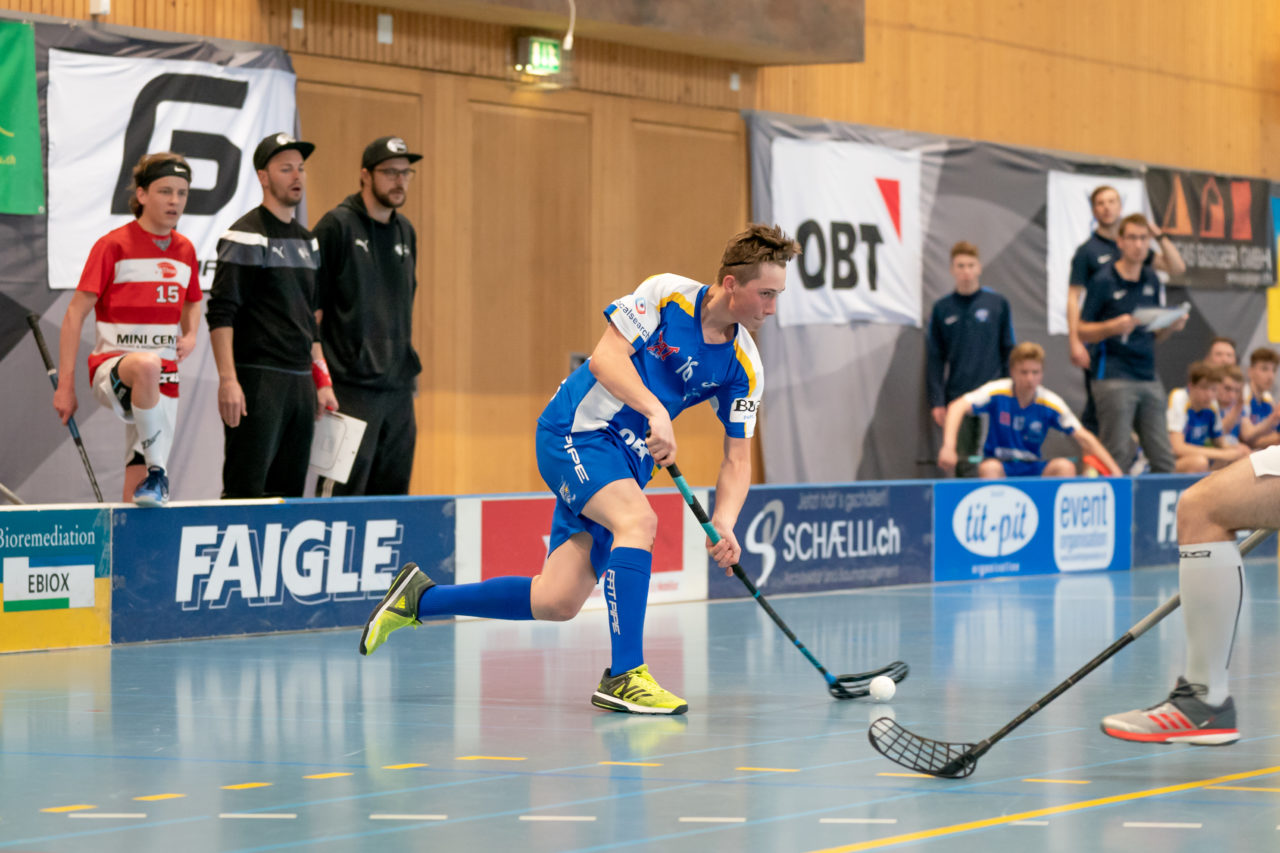 Ruebisbach (Kloten), 06.04.2019, Unihockey Junioren U18 B Auf-/Abstiegsspiele Spiel 4, Kloten-Dietlikon Jets - UHC Thun, Siro Zahner (Nr. 16, Kloten-Dietlikon Jets) mit einem Abschlussversuch

(Claudio Schwarz, unihockey-fotos.ch)

Copyright: Claudio Schwarz, unihockey-fotos.ch – Dieses Bild wurde durch swiss unihockey lizenziert und darf ausschliesslich auf den Online-Kanälen von swiss unihockey verwendet werden. Die redaktionelle oder kommerzielle Nutzung durch Dritte (Medien, Vereine, Unternehmen oder Privatpersonen) per Download von diesem flickr-Account ist ausgeschlossen. Das Bild kann bei Interesse via unihockey-fotos.ch kostenpflichtig lizenziert werden. unihockey-fotos.ch behält sich vor, fehlbaren Medien, Vereinen, Unternehmen oder Privatpersonen Bilder mit einem Zuschlag in Rechnung zu stellen.
