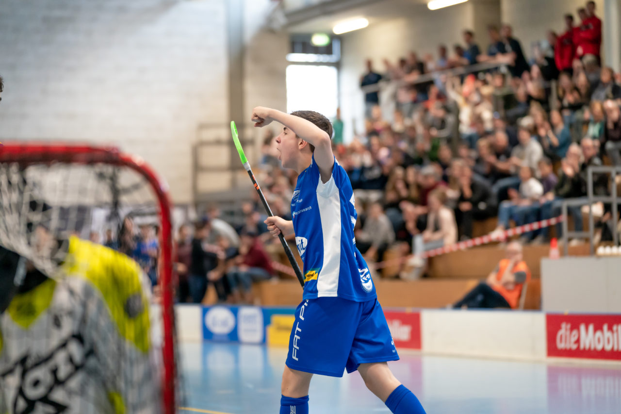 Ruebisbach (Kloten), 06.04.2019, Unihockey Junioren U18 B Auf-/Abstiegsspiele Spiel 4, Kloten-Dietlikon Jets - UHC Thun, Tim Zahner (Nr. 21, Kloten-Dietlikon Jets) bejubelt das 4:7

(Claudio Schwarz, unihockey-fotos.ch)

Copyright: Claudio Schwarz, unihockey-fotos.ch – Dieses Bild wurde durch swiss unihockey lizenziert und darf ausschliesslich auf den Online-Kanälen von swiss unihockey verwendet werden. Die redaktionelle oder kommerzielle Nutzung durch Dritte (Medien, Vereine, Unternehmen oder Privatpersonen) per Download von diesem flickr-Account ist ausgeschlossen. Das Bild kann bei Interesse via unihockey-fotos.ch kostenpflichtig lizenziert werden. unihockey-fotos.ch behält sich vor, fehlbaren Medien, Vereinen, Unternehmen oder Privatpersonen Bilder mit einem Zuschlag in Rechnung zu stellen.