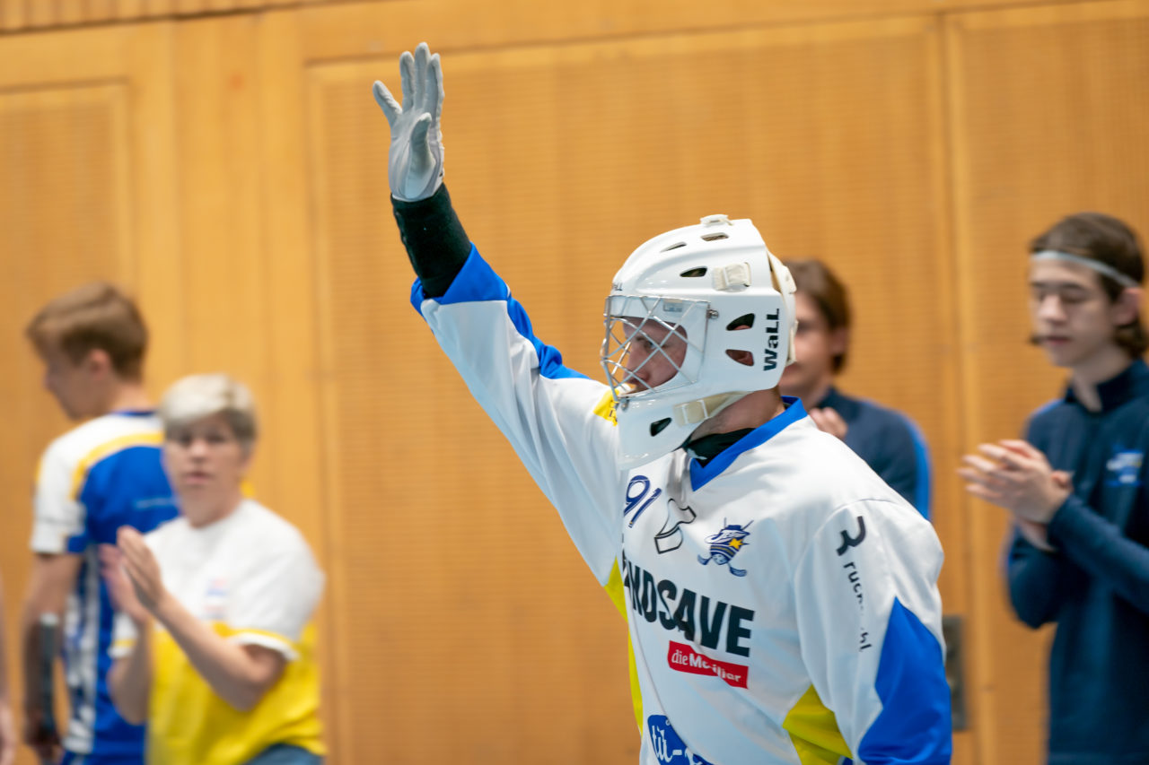 Ruebisbach (Kloten), 06.04.2019, Unihockey Herren NLA Playout Spiel 4, Kloten-Dietlikon Jets - Ad Astra Sarnen, Patrick Dürst (Nr. 91, Kloten-Dietlikon Jets) in den Starting Six

(Claudio Schwarz, unihockey-fotos.ch)

Copyright: Claudio Schwarz, unihockey-fotos.ch – Dieses Bild wurde durch swiss unihockey lizenziert und darf ausschliesslich auf den Online-Kanälen von swiss unihockey verwendet werden. Die redaktionelle oder kommerzielle Nutzung durch Dritte (Medien, Vereine, Unternehmen oder Privatpersonen) per Download von diesem flickr-Account ist ausgeschlossen. Das Bild kann bei Interesse via unihockey-fotos.ch kostenpflichtig lizenziert werden. unihockey-fotos.ch behält sich vor, fehlbaren Medien, Vereinen, Unternehmen oder Privatpersonen Bilder mit einem Zuschlag in Rechnung zu stellen.