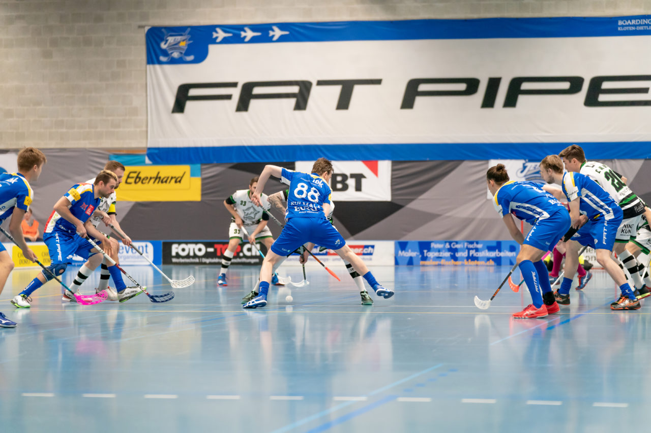 Ruebisbach (Kloten), 06.04.2019, Unihockey Herren NLA Playout Spiel 4, Kloten-Dietlikon Jets - Ad Astra Sarnen, Markus Kulmala (Nr. 88, Kloten-Dietlikon Jets) beim Anspiel

(Claudio Schwarz, unihockey-fotos.ch)

Copyright: Claudio Schwarz, unihockey-fotos.ch – Dieses Bild wurde durch swiss unihockey lizenziert und darf ausschliesslich auf den Online-Kanälen von swiss unihockey verwendet werden. Die redaktionelle oder kommerzielle Nutzung durch Dritte (Medien, Vereine, Unternehmen oder Privatpersonen) per Download von diesem flickr-Account ist ausgeschlossen. Das Bild kann bei Interesse via unihockey-fotos.ch kostenpflichtig lizenziert werden. unihockey-fotos.ch behält sich vor, fehlbaren Medien, Vereinen, Unternehmen oder Privatpersonen Bilder mit einem Zuschlag in Rechnung zu stellen.