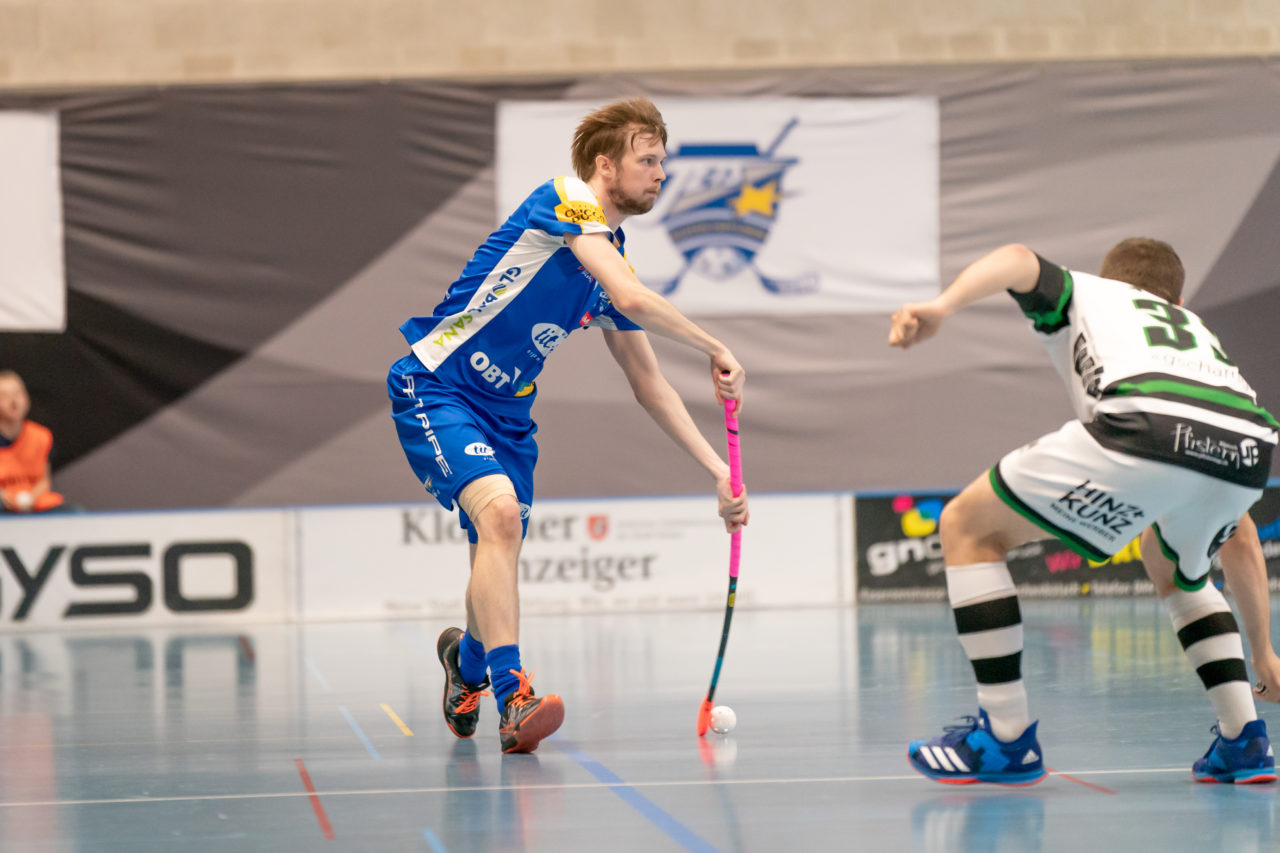 Ruebisbach (Kloten), 06.04.2019, Unihockey Herren NLA Playout Spiel 4, Kloten-Dietlikon Jets - Ad Astra Sarnen, Johannes Jokinen (Nr. 19, Kloten-Dietlikon Jets) spielt einen Pass

(Claudio Schwarz, unihockey-fotos.ch)

Copyright: Claudio Schwarz, unihockey-fotos.ch – Dieses Bild wurde durch swiss unihockey lizenziert und darf ausschliesslich auf den Online-Kanälen von swiss unihockey verwendet werden. Die redaktionelle oder kommerzielle Nutzung durch Dritte (Medien, Vereine, Unternehmen oder Privatpersonen) per Download von diesem flickr-Account ist ausgeschlossen. Das Bild kann bei Interesse via unihockey-fotos.ch kostenpflichtig lizenziert werden. unihockey-fotos.ch behält sich vor, fehlbaren Medien, Vereinen, Unternehmen oder Privatpersonen Bilder mit einem Zuschlag in Rechnung zu stellen.