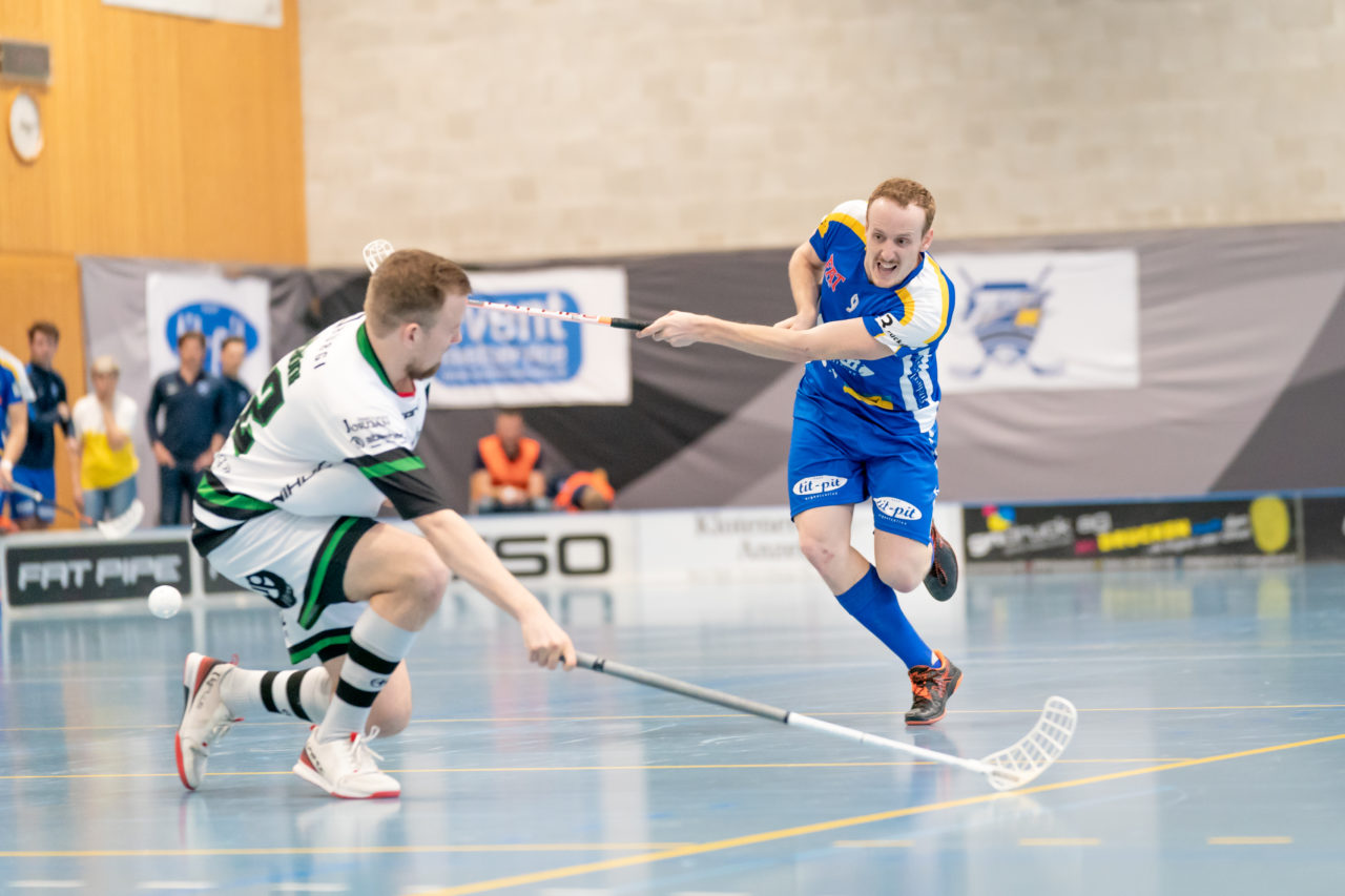 Ruebisbach (Kloten), 06.04.2019, Unihockey Herren NLA Playout Spiel 4, Kloten-Dietlikon Jets - Ad Astra Sarnen, Fabian Zolliker (Nr. 9, Kloten-Dietlikon Jets) mit einem Abschlussversuch

(Claudio Schwarz, unihockey-fotos.ch)

Copyright: Claudio Schwarz, unihockey-fotos.ch – Dieses Bild wurde durch swiss unihockey lizenziert und darf ausschliesslich auf den Online-Kanälen von swiss unihockey verwendet werden. Die redaktionelle oder kommerzielle Nutzung durch Dritte (Medien, Vereine, Unternehmen oder Privatpersonen) per Download von diesem flickr-Account ist ausgeschlossen. Das Bild kann bei Interesse via unihockey-fotos.ch kostenpflichtig lizenziert werden. unihockey-fotos.ch behält sich vor, fehlbaren Medien, Vereinen, Unternehmen oder Privatpersonen Bilder mit einem Zuschlag in Rechnung zu stellen.