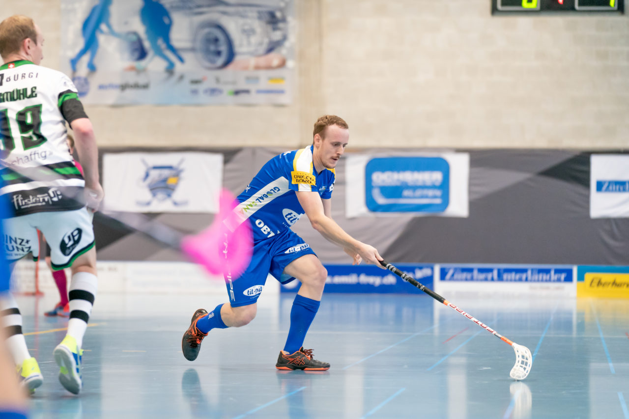 Ruebisbach (Kloten), 06.04.2019, Unihockey Herren NLA Playout Spiel 4, Kloten-Dietlikon Jets - Ad Astra Sarnen, Fabian Zolliker (Nr. 9, Kloten-Dietlikon Jets) stoppt den Ball

(Claudio Schwarz, unihockey-fotos.ch)

Copyright: Claudio Schwarz, unihockey-fotos.ch – Dieses Bild wurde durch swiss unihockey lizenziert und darf ausschliesslich auf den Online-Kanälen von swiss unihockey verwendet werden. Die redaktionelle oder kommerzielle Nutzung durch Dritte (Medien, Vereine, Unternehmen oder Privatpersonen) per Download von diesem flickr-Account ist ausgeschlossen. Das Bild kann bei Interesse via unihockey-fotos.ch kostenpflichtig lizenziert werden. unihockey-fotos.ch behält sich vor, fehlbaren Medien, Vereinen, Unternehmen oder Privatpersonen Bilder mit einem Zuschlag in Rechnung zu stellen.