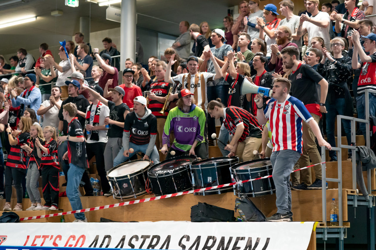 Ruebisbach (Kloten), 06.04.2019, Unihockey Herren NLA Playout Spiel 4, Kloten-Dietlikon Jets - Ad Astra Sarnen, Fans von Sarnen 

(Claudio Schwarz, unihockey-fotos.ch)

Copyright: Claudio Schwarz, unihockey-fotos.ch – Dieses Bild wurde durch swiss unihockey lizenziert und darf ausschliesslich auf den Online-Kanälen von swiss unihockey verwendet werden. Die redaktionelle oder kommerzielle Nutzung durch Dritte (Medien, Vereine, Unternehmen oder Privatpersonen) per Download von diesem flickr-Account ist ausgeschlossen. Das Bild kann bei Interesse via unihockey-fotos.ch kostenpflichtig lizenziert werden. unihockey-fotos.ch behält sich vor, fehlbaren Medien, Vereinen, Unternehmen oder Privatpersonen Bilder mit einem Zuschlag in Rechnung zu stellen.