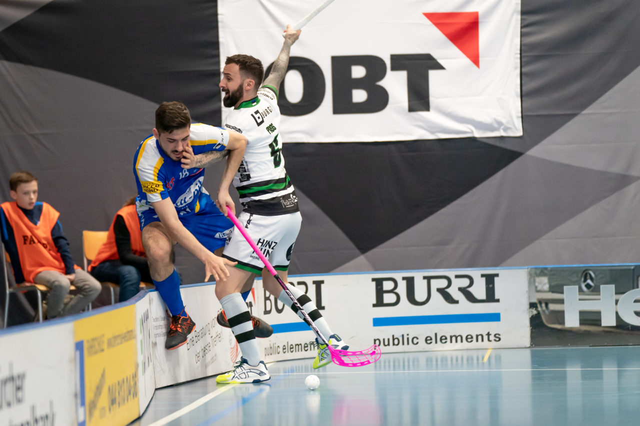 Ruebisbach (Kloten), 06.04.2019, Unihockey Herren NLA Playout Spiel 4, Kloten-Dietlikon Jets - Ad Astra Sarnen, Alireza Tahmasebi (Nr. 18, Kloten-Dietlikon Jets) im Zweikampf mit Roman Pass (Nr. 6, Ad Astra Sarnen)

(Claudio Schwarz, unihockey-fotos.ch)

Copyright: Claudio Schwarz, unihockey-fotos.ch – Dieses Bild wurde durch swiss unihockey lizenziert und darf ausschliesslich auf den Online-Kanälen von swiss unihockey verwendet werden. Die redaktionelle oder kommerzielle Nutzung durch Dritte (Medien, Vereine, Unternehmen oder Privatpersonen) per Download von diesem flickr-Account ist ausgeschlossen. Das Bild kann bei Interesse via unihockey-fotos.ch kostenpflichtig lizenziert werden. unihockey-fotos.ch behält sich vor, fehlbaren Medien, Vereinen, Unternehmen oder Privatpersonen Bilder mit einem Zuschlag in Rechnung zu stellen.