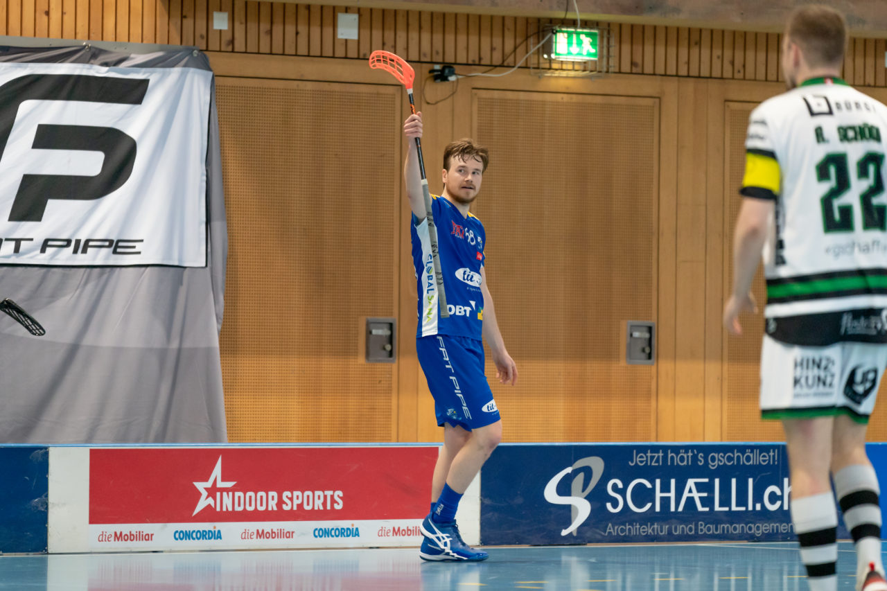 Ruebisbach (Kloten), 06.04.2019, Unihockey Herren NLA Playout Spiel 4, Kloten-Dietlikon Jets - Ad Astra Sarnen, Markus Kulmala (Nr. 88, Kloten-Dietlikon Jets) bejubelt seinen Treffer

(Claudio Schwarz, unihockey-fotos.ch)

Copyright: Claudio Schwarz, unihockey-fotos.ch – Dieses Bild wurde durch swiss unihockey lizenziert und darf ausschliesslich auf den Online-Kanälen von swiss unihockey verwendet werden. Die redaktionelle oder kommerzielle Nutzung durch Dritte (Medien, Vereine, Unternehmen oder Privatpersonen) per Download von diesem flickr-Account ist ausgeschlossen. Das Bild kann bei Interesse via unihockey-fotos.ch kostenpflichtig lizenziert werden. unihockey-fotos.ch behält sich vor, fehlbaren Medien, Vereinen, Unternehmen oder Privatpersonen Bilder mit einem Zuschlag in Rechnung zu stellen.