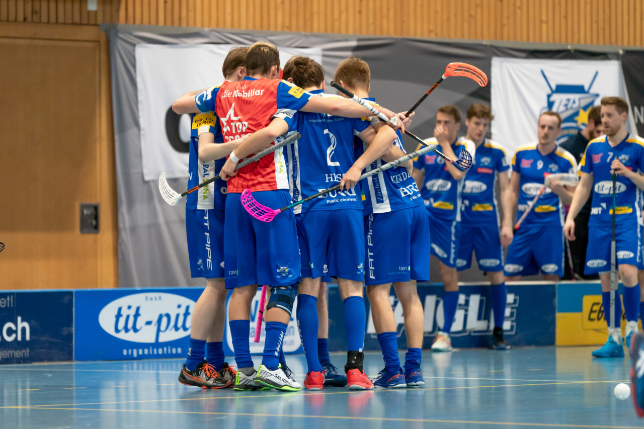 Ruebisbach (Kloten), 06.04.2019, Unihockey Herren NLA Playout Spiel 4, Kloten-Dietlikon Jets - Ad Astra Sarnen, Torjubel Jets

(Claudio Schwarz, unihockey-fotos.ch)

Copyright: Claudio Schwarz, unihockey-fotos.ch – Dieses Bild wurde durch swiss unihockey lizenziert und darf ausschliesslich auf den Online-Kanälen von swiss unihockey verwendet werden. Die redaktionelle oder kommerzielle Nutzung durch Dritte (Medien, Vereine, Unternehmen oder Privatpersonen) per Download von diesem flickr-Account ist ausgeschlossen. Das Bild kann bei Interesse via unihockey-fotos.ch kostenpflichtig lizenziert werden. unihockey-fotos.ch behält sich vor, fehlbaren Medien, Vereinen, Unternehmen oder Privatpersonen Bilder mit einem Zuschlag in Rechnung zu stellen.