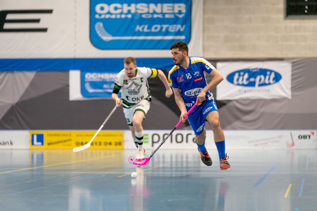 Ruebisbach (Kloten), 06.04.2019, Unihockey Herren NLA Playout Spiel 4, Kloten-Dietlikon Jets - Ad Astra Sarnen, Alireza Tahmasebi (Nr. 18, Kloten-Dietlikon Jets) am Ball 

(Claudio Schwarz, unihockey-fotos.ch)

Copyright: Claudio Schwarz, unihockey-fotos.ch – Dieses Bild wurde durch swiss unihockey lizenziert und darf ausschliesslich auf den Online-Kanälen von swiss unihockey verwendet werden. Die redaktionelle oder kommerzielle Nutzung durch Dritte (Medien, Vereine, Unternehmen oder Privatpersonen) per Download von diesem flickr-Account ist ausgeschlossen. Das Bild kann bei Interesse via unihockey-fotos.ch kostenpflichtig lizenziert werden. unihockey-fotos.ch behält sich vor, fehlbaren Medien, Vereinen, Unternehmen oder Privatpersonen Bilder mit einem Zuschlag in Rechnung zu stellen.