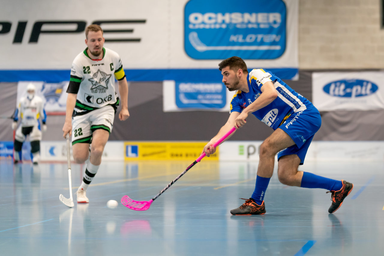 Ruebisbach (Kloten), 06.04.2019, Unihockey Herren NLA Playout Spiel 4, Kloten-Dietlikon Jets - Ad Astra Sarnen, Alireza Tahmasebi (Nr. 18, Kloten-Dietlikon Jets) mit einem Abschlussversuch

(Claudio Schwarz, unihockey-fotos.ch)

Copyright: Claudio Schwarz, unihockey-fotos.ch – Dieses Bild wurde durch swiss unihockey lizenziert und darf ausschliesslich auf den Online-Kanälen von swiss unihockey verwendet werden. Die redaktionelle oder kommerzielle Nutzung durch Dritte (Medien, Vereine, Unternehmen oder Privatpersonen) per Download von diesem flickr-Account ist ausgeschlossen. Das Bild kann bei Interesse via unihockey-fotos.ch kostenpflichtig lizenziert werden. unihockey-fotos.ch behält sich vor, fehlbaren Medien, Vereinen, Unternehmen oder Privatpersonen Bilder mit einem Zuschlag in Rechnung zu stellen.