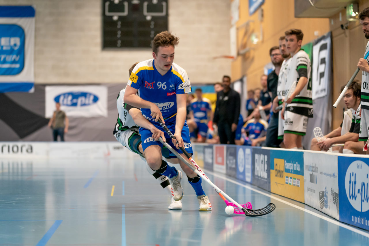 Ruebisbach (Kloten), 06.04.2019, Unihockey Herren NLA Playout Spiel 4, Kloten-Dietlikon Jets - Ad Astra Sarnen, Patrick Kapp (Nr. 96, Kloten-Dietlikon Jets) am Ball

(Claudio Schwarz, unihockey-fotos.ch)

Copyright: Claudio Schwarz, unihockey-fotos.ch – Dieses Bild wurde durch swiss unihockey lizenziert und darf ausschliesslich auf den Online-Kanälen von swiss unihockey verwendet werden. Die redaktionelle oder kommerzielle Nutzung durch Dritte (Medien, Vereine, Unternehmen oder Privatpersonen) per Download von diesem flickr-Account ist ausgeschlossen. Das Bild kann bei Interesse via unihockey-fotos.ch kostenpflichtig lizenziert werden. unihockey-fotos.ch behält sich vor, fehlbaren Medien, Vereinen, Unternehmen oder Privatpersonen Bilder mit einem Zuschlag in Rechnung zu stellen.