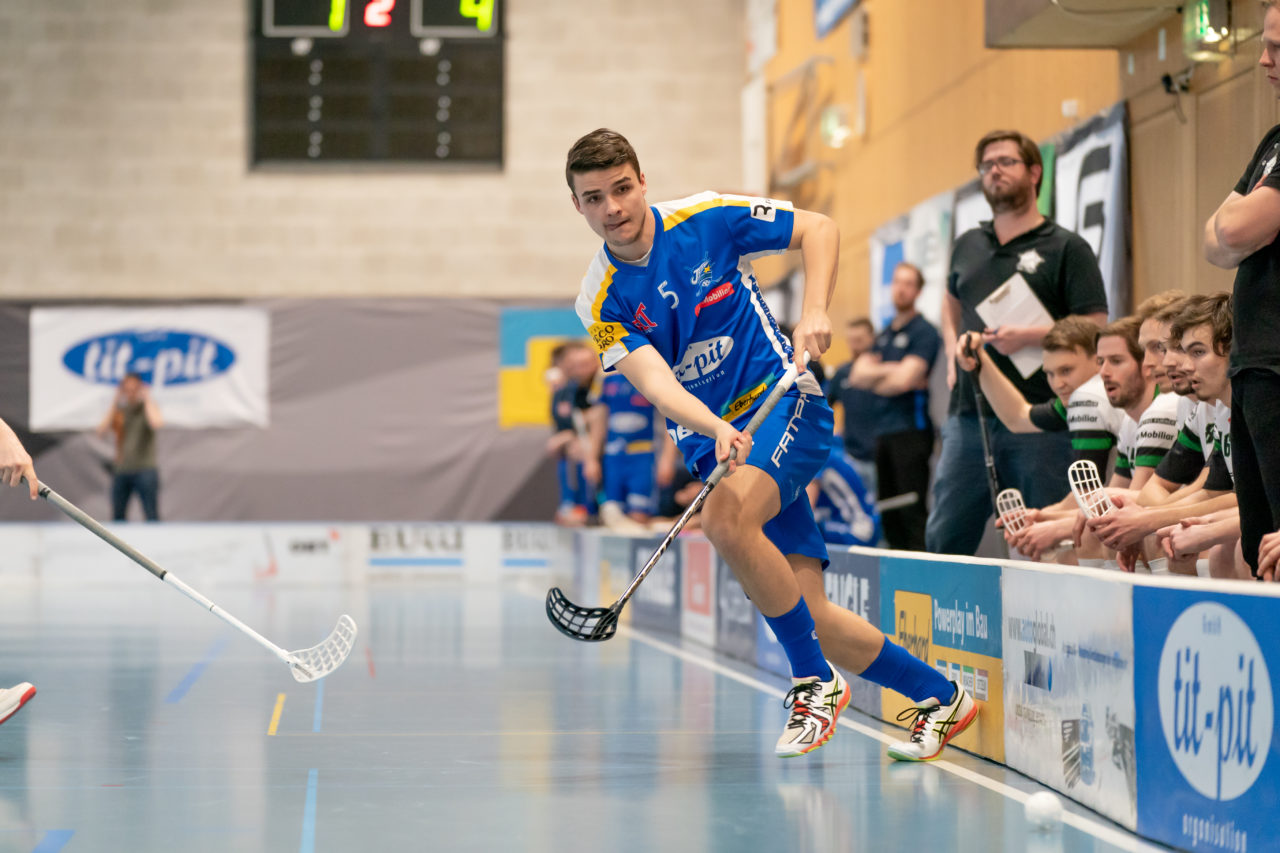 Ruebisbach (Kloten), 06.04.2019, Unihockey Herren NLA Playout Spiel 4, Kloten-Dietlikon Jets - Ad Astra Sarnen, Michel Wüst (Nr. 5, Kloten-Dietlikon Jets) spielt einen Pass

(Claudio Schwarz, unihockey-fotos.ch)

Copyright: Claudio Schwarz, unihockey-fotos.ch – Dieses Bild wurde durch swiss unihockey lizenziert und darf ausschliesslich auf den Online-Kanälen von swiss unihockey verwendet werden. Die redaktionelle oder kommerzielle Nutzung durch Dritte (Medien, Vereine, Unternehmen oder Privatpersonen) per Download von diesem flickr-Account ist ausgeschlossen. Das Bild kann bei Interesse via unihockey-fotos.ch kostenpflichtig lizenziert werden. unihockey-fotos.ch behält sich vor, fehlbaren Medien, Vereinen, Unternehmen oder Privatpersonen Bilder mit einem Zuschlag in Rechnung zu stellen.