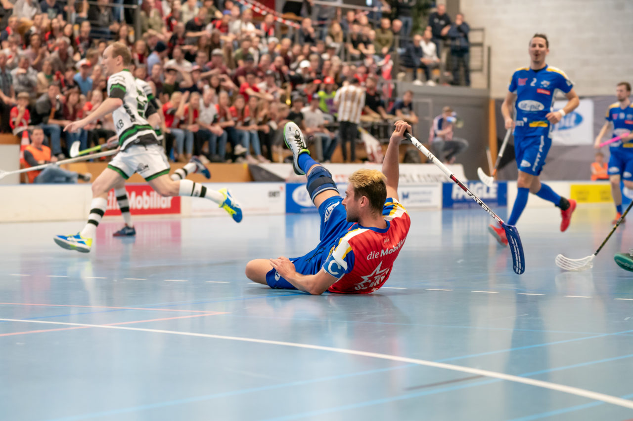 Ruebisbach (Kloten), 06.04.2019, Unihockey Herren NLA Playout Spiel 4, Kloten-Dietlikon Jets - Ad Astra Sarnen, Yannick Jaunin (Nr. 57, Kloten-Dietlikon Jets) wurde gelegt

(Claudio Schwarz, unihockey-fotos.ch)

Copyright: Claudio Schwarz, unihockey-fotos.ch – Dieses Bild wurde durch swiss unihockey lizenziert und darf ausschliesslich auf den Online-Kanälen von swiss unihockey verwendet werden. Die redaktionelle oder kommerzielle Nutzung durch Dritte (Medien, Vereine, Unternehmen oder Privatpersonen) per Download von diesem flickr-Account ist ausgeschlossen. Das Bild kann bei Interesse via unihockey-fotos.ch kostenpflichtig lizenziert werden. unihockey-fotos.ch behält sich vor, fehlbaren Medien, Vereinen, Unternehmen oder Privatpersonen Bilder mit einem Zuschlag in Rechnung zu stellen.