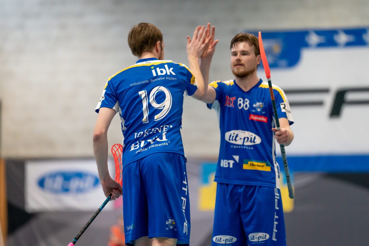 Ruebisbach (Kloten), 06.04.2019, Unihockey Herren NLA Playout Spiel 4, Kloten-Dietlikon Jets - Ad Astra Sarnen, Johannes Jokinen (Nr. 19, Kloten-Dietlikon Jets) klatscht mit Markus Kulmala (Nr. 88, Kloten-Dietlikon Jets) ab

(Claudio Schwarz, unihockey-fotos.ch)

Copyright: Claudio Schwarz, unihockey-fotos.ch – Dieses Bild wurde durch swiss unihockey lizenziert und darf ausschliesslich auf den Online-Kanälen von swiss unihockey verwendet werden. Die redaktionelle oder kommerzielle Nutzung durch Dritte (Medien, Vereine, Unternehmen oder Privatpersonen) per Download von diesem flickr-Account ist ausgeschlossen. Das Bild kann bei Interesse via unihockey-fotos.ch kostenpflichtig lizenziert werden. unihockey-fotos.ch behält sich vor, fehlbaren Medien, Vereinen, Unternehmen oder Privatpersonen Bilder mit einem Zuschlag in Rechnung zu stellen.