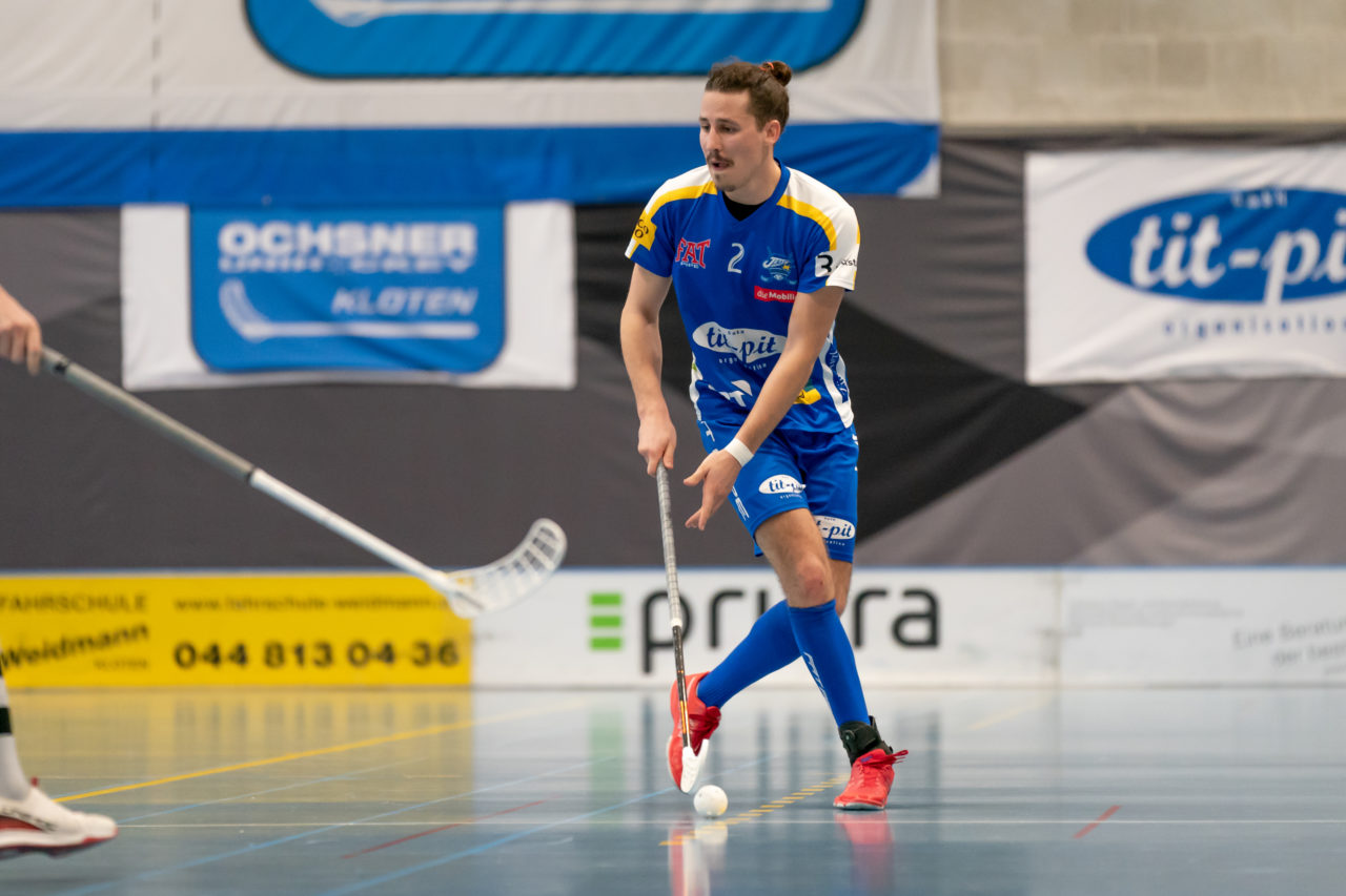 Ruebisbach (Kloten), 06.04.2019, Unihockey Herren NLA Playout Spiel 4, Kloten-Dietlikon Jets - Ad Astra Sarnen, Alexander Hess (Nr. 2, Kloten-Dietlikon Jets) am Ball

(Claudio Schwarz, unihockey-fotos.ch)

Copyright: Claudio Schwarz, unihockey-fotos.ch – Dieses Bild wurde durch swiss unihockey lizenziert und darf ausschliesslich auf den Online-Kanälen von swiss unihockey verwendet werden. Die redaktionelle oder kommerzielle Nutzung durch Dritte (Medien, Vereine, Unternehmen oder Privatpersonen) per Download von diesem flickr-Account ist ausgeschlossen. Das Bild kann bei Interesse via unihockey-fotos.ch kostenpflichtig lizenziert werden. unihockey-fotos.ch behält sich vor, fehlbaren Medien, Vereinen, Unternehmen oder Privatpersonen Bilder mit einem Zuschlag in Rechnung zu stellen.