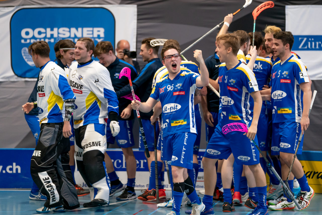 Ruebisbach (Kloten), 06.04.2019, Unihockey Herren NLA Playout Spiel 4, Kloten-Dietlikon Jets - Ad Astra Sarnen, Patrick Kapp (Nr. 96, Kloten-Dietlikon Jets) jubelt über das 7:6

(Claudio Schwarz, unihockey-fotos.ch)

Copyright: Claudio Schwarz, unihockey-fotos.ch – Dieses Bild wurde durch swiss unihockey lizenziert und darf ausschliesslich auf den Online-Kanälen von swiss unihockey verwendet werden. Die redaktionelle oder kommerzielle Nutzung durch Dritte (Medien, Vereine, Unternehmen oder Privatpersonen) per Download von diesem flickr-Account ist ausgeschlossen. Das Bild kann bei Interesse via unihockey-fotos.ch kostenpflichtig lizenziert werden. unihockey-fotos.ch behält sich vor, fehlbaren Medien, Vereinen, Unternehmen oder Privatpersonen Bilder mit einem Zuschlag in Rechnung zu stellen.