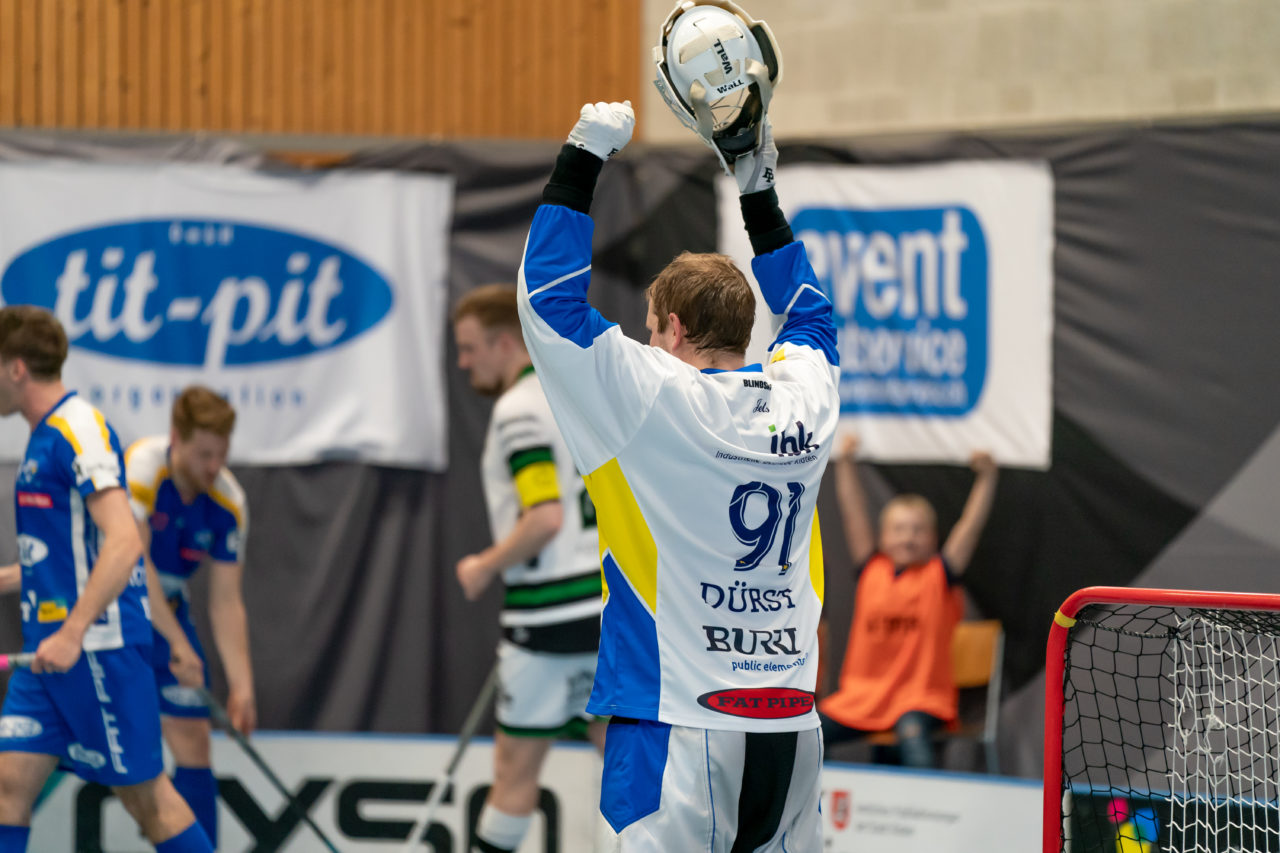 Ruebisbach (Kloten), 06.04.2019, Unihockey Herren NLA Playout Spiel 4, Kloten-Dietlikon Jets - Ad Astra Sarnen, Patrick Dürst (Nr. 91, Kloten-Dietlikon Jets) jubelt über den Sieg

(Claudio Schwarz, unihockey-fotos.ch)

Copyright: Claudio Schwarz, unihockey-fotos.ch – Dieses Bild wurde durch swiss unihockey lizenziert und darf ausschliesslich auf den Online-Kanälen von swiss unihockey verwendet werden. Die redaktionelle oder kommerzielle Nutzung durch Dritte (Medien, Vereine, Unternehmen oder Privatpersonen) per Download von diesem flickr-Account ist ausgeschlossen. Das Bild kann bei Interesse via unihockey-fotos.ch kostenpflichtig lizenziert werden. unihockey-fotos.ch behält sich vor, fehlbaren Medien, Vereinen, Unternehmen oder Privatpersonen Bilder mit einem Zuschlag in Rechnung zu stellen.