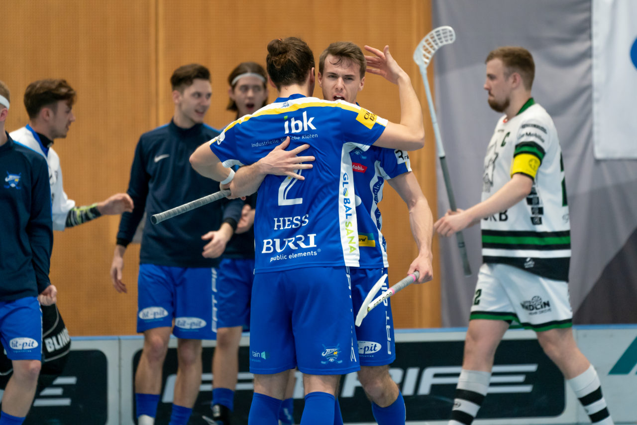 Ruebisbach (Kloten), 06.04.2019, Unihockey Herren NLA Playout Spiel 4, Kloten-Dietlikon Jets - Ad Astra Sarnen, Erleichterung bei den Jets

(Claudio Schwarz, unihockey-fotos.ch)

Copyright: Claudio Schwarz, unihockey-fotos.ch – Dieses Bild wurde durch swiss unihockey lizenziert und darf ausschliesslich auf den Online-Kanälen von swiss unihockey verwendet werden. Die redaktionelle oder kommerzielle Nutzung durch Dritte (Medien, Vereine, Unternehmen oder Privatpersonen) per Download von diesem flickr-Account ist ausgeschlossen. Das Bild kann bei Interesse via unihockey-fotos.ch kostenpflichtig lizenziert werden. unihockey-fotos.ch behält sich vor, fehlbaren Medien, Vereinen, Unternehmen oder Privatpersonen Bilder mit einem Zuschlag in Rechnung zu stellen.