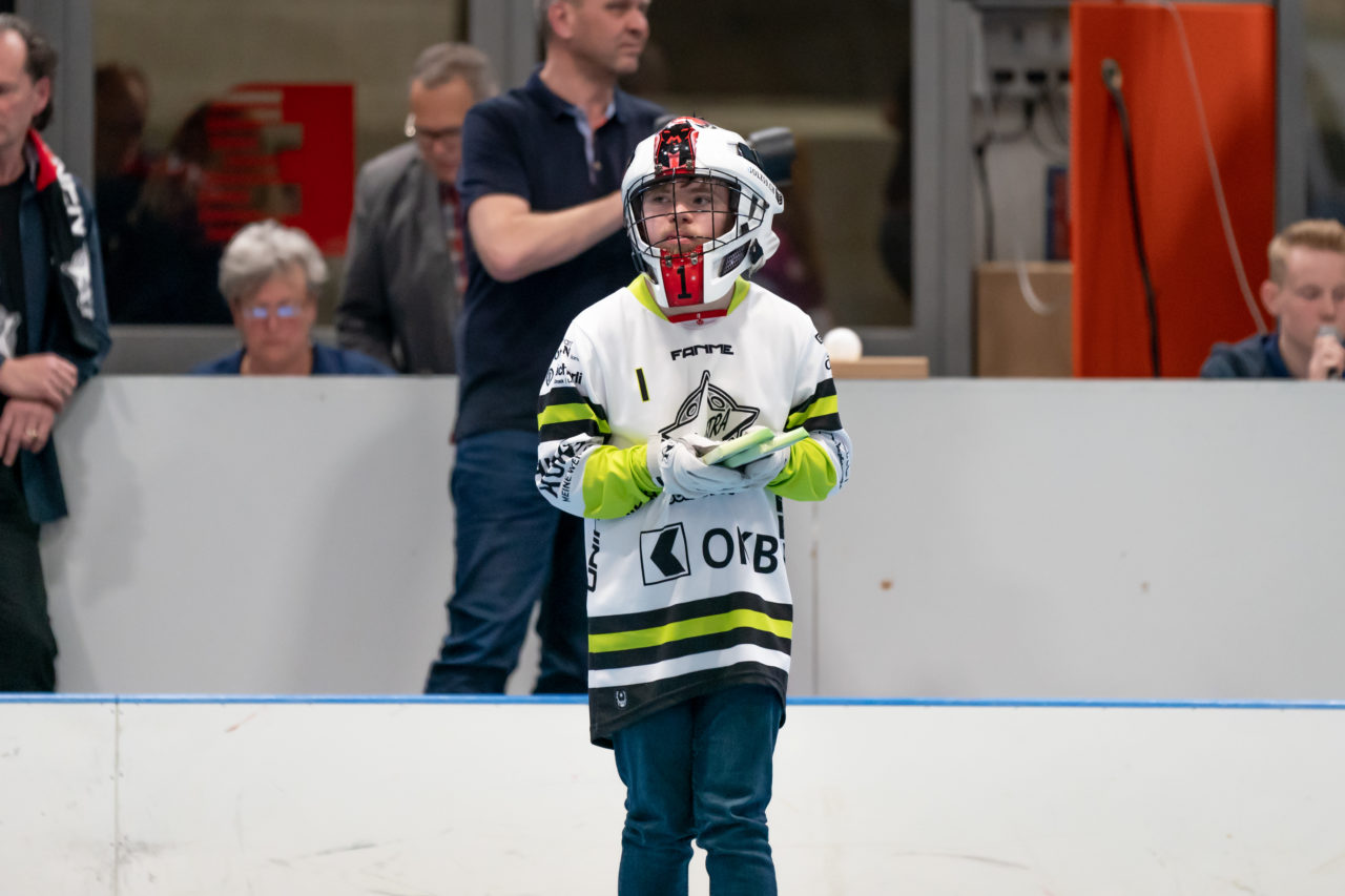 Ruebisbach (Kloten), 06.04.2019, Unihockey Herren NLA Playout Spiel 4, Kloten-Dietlikon Jets - Ad Astra Sarnen, der treuste Fan von Ad Astra

(Claudio Schwarz, unihockey-fotos.ch)

Copyright: Claudio Schwarz, unihockey-fotos.ch – Dieses Bild wurde durch swiss unihockey lizenziert und darf ausschliesslich auf den Online-Kanälen von swiss unihockey verwendet werden. Die redaktionelle oder kommerzielle Nutzung durch Dritte (Medien, Vereine, Unternehmen oder Privatpersonen) per Download von diesem flickr-Account ist ausgeschlossen. Das Bild kann bei Interesse via unihockey-fotos.ch kostenpflichtig lizenziert werden. unihockey-fotos.ch behält sich vor, fehlbaren Medien, Vereinen, Unternehmen oder Privatpersonen Bilder mit einem Zuschlag in Rechnung zu stellen.
