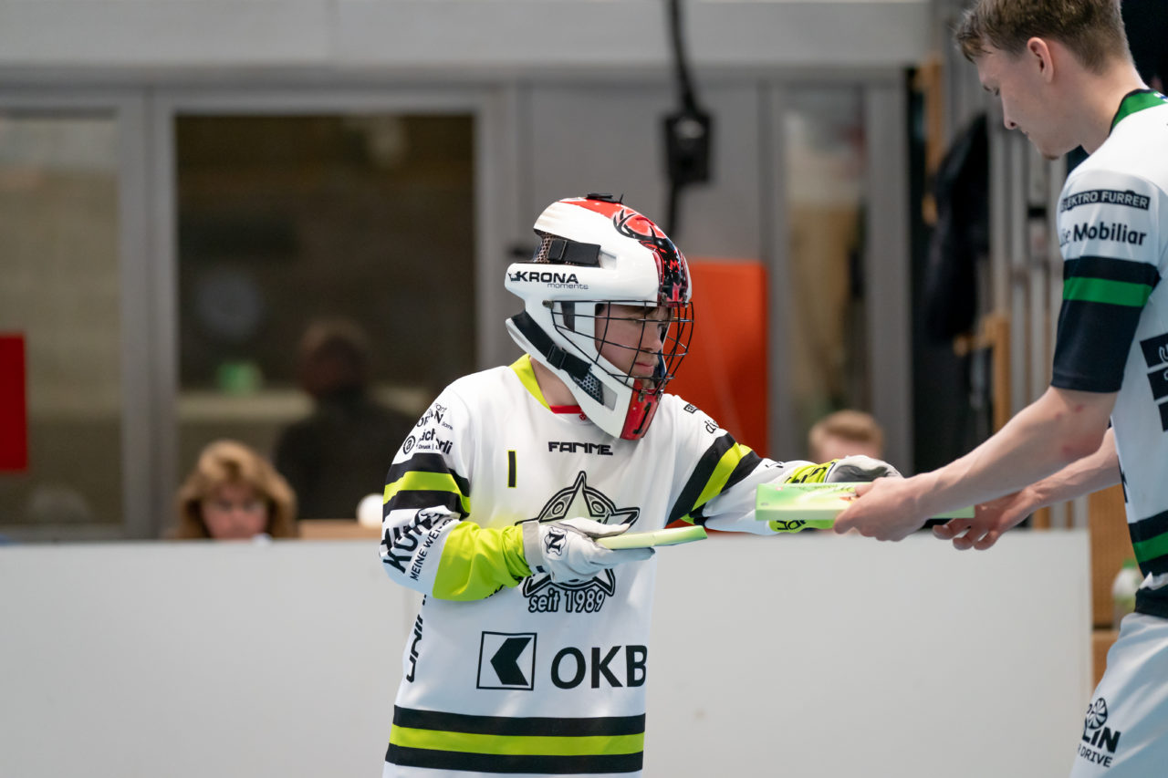 Ruebisbach (Kloten), 06.04.2019, Unihockey Herren NLA Playout Spiel 4, Kloten-Dietlikon Jets - Ad Astra Sarnen, der treuste Fan von Ad Astra übergibt den Best-Player Preis an Lauri Liikanen (Nr. 11, Ad Astra Sarnen)

(Claudio Schwarz, unihockey-fotos.ch)

Copyright: Claudio Schwarz, unihockey-fotos.ch – Dieses Bild wurde durch swiss unihockey lizenziert und darf ausschliesslich auf den Online-Kanälen von swiss unihockey verwendet werden. Die redaktionelle oder kommerzielle Nutzung durch Dritte (Medien, Vereine, Unternehmen oder Privatpersonen) per Download von diesem flickr-Account ist ausgeschlossen. Das Bild kann bei Interesse via unihockey-fotos.ch kostenpflichtig lizenziert werden. unihockey-fotos.ch behält sich vor, fehlbaren Medien, Vereinen, Unternehmen oder Privatpersonen Bilder mit einem Zuschlag in Rechnung zu stellen.