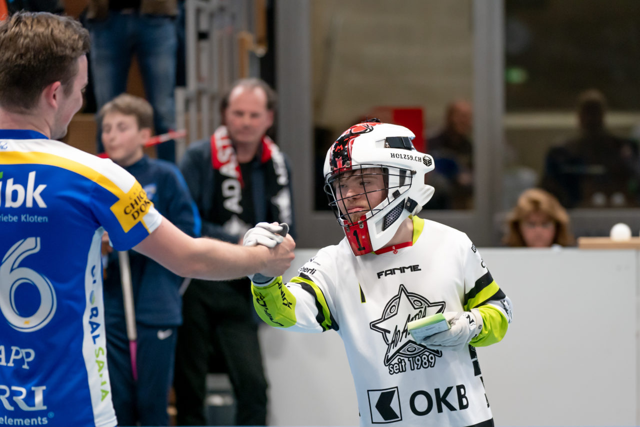Ruebisbach (Kloten), 06.04.2019, Unihockey Herren NLA Playout Spiel 4, Kloten-Dietlikon Jets - Ad Astra Sarnen, der treuste Fan von Ad Astra mit einem Handshake mit Patrick Kapp (Nr. 96, Kloten-Dietlikon Jets)

(Claudio Schwarz, unihockey-fotos.ch)

Copyright: Claudio Schwarz, unihockey-fotos.ch – Dieses Bild wurde durch swiss unihockey lizenziert und darf ausschliesslich auf den Online-Kanälen von swiss unihockey verwendet werden. Die redaktionelle oder kommerzielle Nutzung durch Dritte (Medien, Vereine, Unternehmen oder Privatpersonen) per Download von diesem flickr-Account ist ausgeschlossen. Das Bild kann bei Interesse via unihockey-fotos.ch kostenpflichtig lizenziert werden. unihockey-fotos.ch behält sich vor, fehlbaren Medien, Vereinen, Unternehmen oder Privatpersonen Bilder mit einem Zuschlag in Rechnung zu stellen.