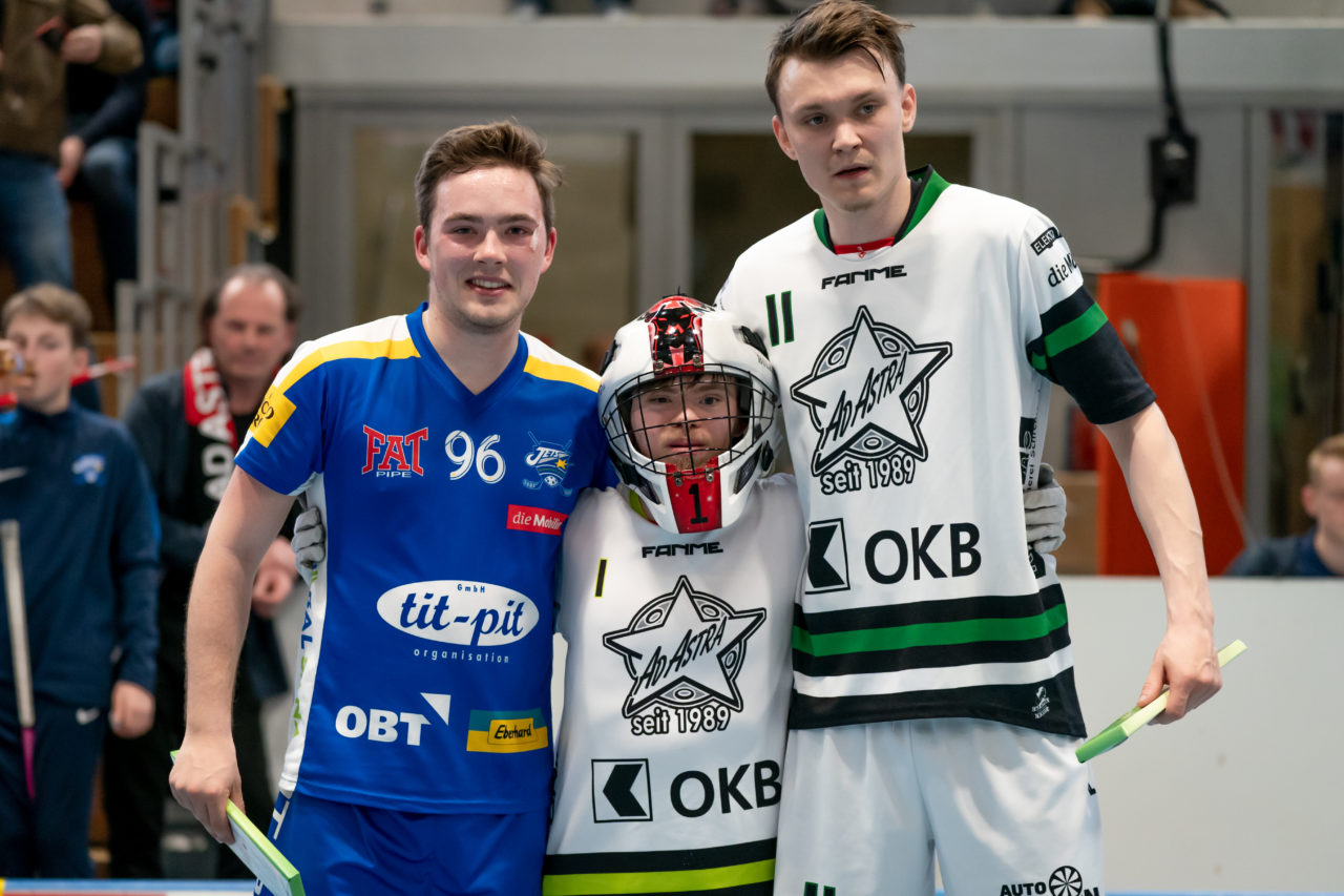 Ruebisbach (Kloten), 06.04.2019, Unihockey Herren NLA Playout Spiel 4, Kloten-Dietlikon Jets - Ad Astra Sarnen, Patrick Kapp (Nr. 96, Kloten-Dietlikon Jets), der treuste Fan von Ad Astra und Lauri Liikanen (Nr. 11, Ad Astra Sarnen) 

(Claudio Schwarz, unihockey-fotos.ch)

Copyright: Claudio Schwarz, unihockey-fotos.ch – Dieses Bild wurde durch swiss unihockey lizenziert und darf ausschliesslich auf den Online-Kanälen von swiss unihockey verwendet werden. Die redaktionelle oder kommerzielle Nutzung durch Dritte (Medien, Vereine, Unternehmen oder Privatpersonen) per Download von diesem flickr-Account ist ausgeschlossen. Das Bild kann bei Interesse via unihockey-fotos.ch kostenpflichtig lizenziert werden. unihockey-fotos.ch behält sich vor, fehlbaren Medien, Vereinen, Unternehmen oder Privatpersonen Bilder mit einem Zuschlag in Rechnung zu stellen.