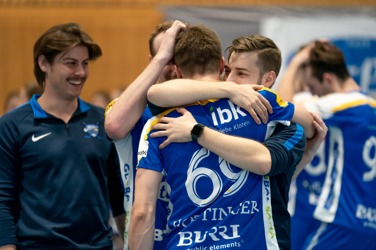 Ruebisbach (Kloten), 06.04.2019, Unihockey Herren NLA Playout Spiel 4, Kloten-Dietlikon Jets - Ad Astra Sarnen, Erleichterung bei den Jets 

(Claudio Schwarz, unihockey-fotos.ch)

Copyright: Claudio Schwarz, unihockey-fotos.ch – Dieses Bild wurde durch swiss unihockey lizenziert und darf ausschliesslich auf den Online-Kanälen von swiss unihockey verwendet werden. Die redaktionelle oder kommerzielle Nutzung durch Dritte (Medien, Vereine, Unternehmen oder Privatpersonen) per Download von diesem flickr-Account ist ausgeschlossen. Das Bild kann bei Interesse via unihockey-fotos.ch kostenpflichtig lizenziert werden. unihockey-fotos.ch behält sich vor, fehlbaren Medien, Vereinen, Unternehmen oder Privatpersonen Bilder mit einem Zuschlag in Rechnung zu stellen.