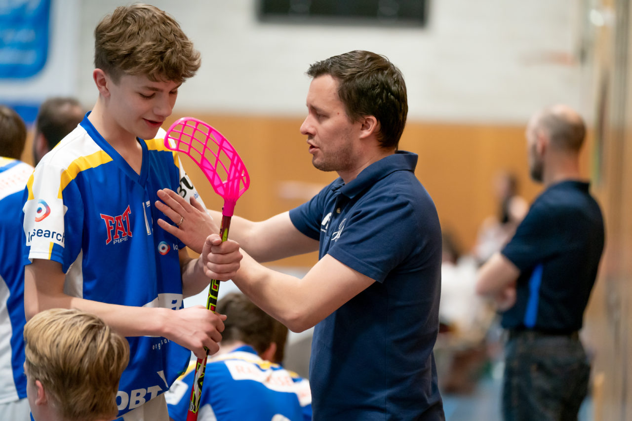 Ruebisbach (Kloten), 23.03.2019, Unihockey Junioren U16 B Playoffs, Kloten-Dietlikon Jets - Nesslau Sharks, Trainer motiviert Siro Laurino (Nr. 17, Kloten-Dietlikon Jets)

(Claudio Schwarz, unihockey-fotos.ch)

Copyright: Claudio Schwarz, unihockey-fotos.ch – Dieses Bild wurde durch swiss unihockey lizenziert und darf ausschliesslich auf den Online-Kanälen von swiss unihockey verwendet werden. Die redaktionelle oder kommerzielle Nutzung durch Dritte (Medien, Vereine, Unternehmen oder Privatpersonen) per Download von diesem flickr-Account ist ausgeschlossen. Das Bild kann bei Interesse via unihockey-fotos.ch kostenpflichtig lizenziert werden. unihockey-fotos.ch behält sich vor, fehlbaren Medien, Vereinen, Unternehmen oder Privatpersonen Bilder mit einem Zuschlag in Rechnung zu stellen.