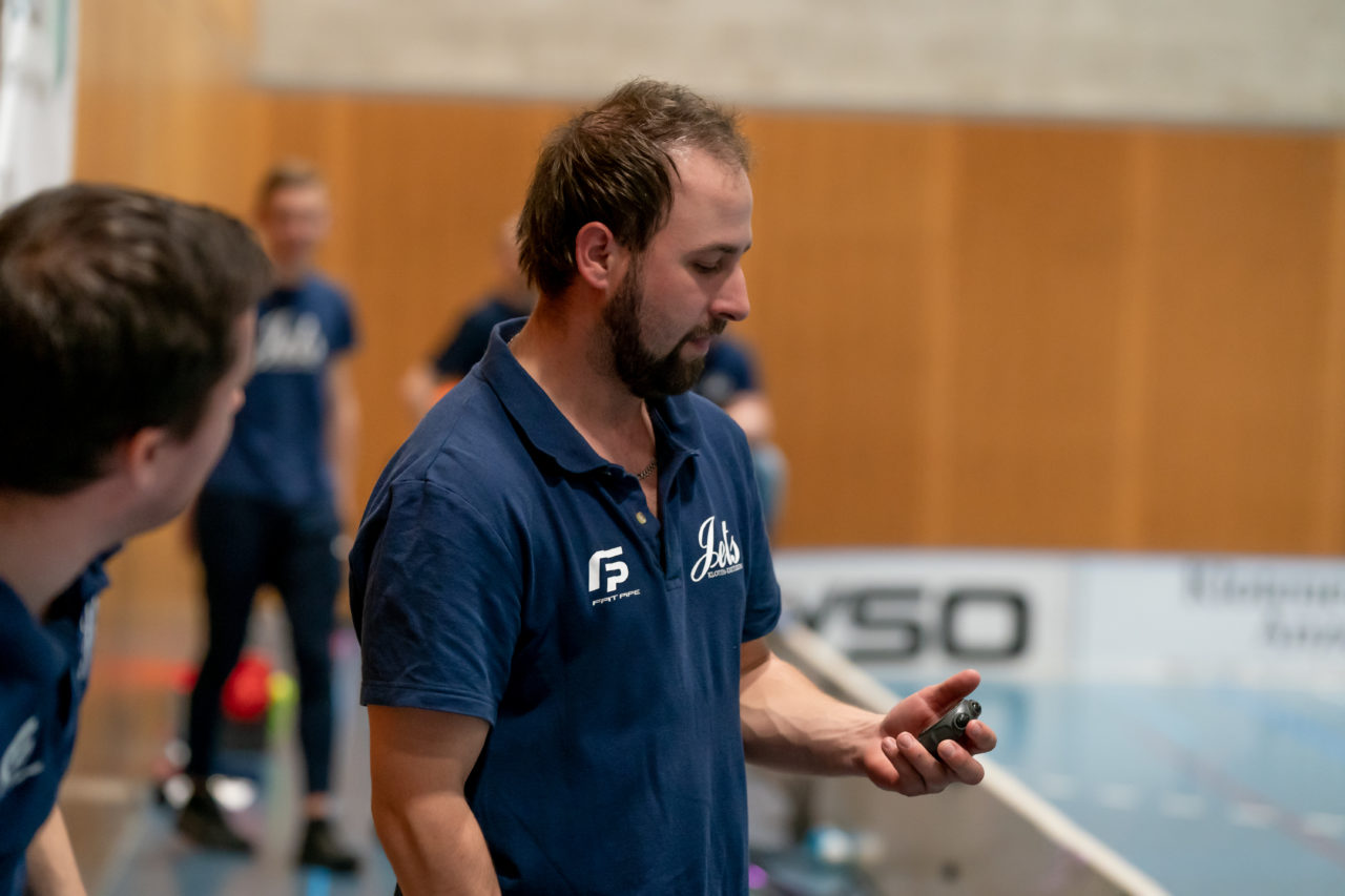 Ruebisbach (Kloten), 23.03.2019, Unihockey Junioren U16 B Playoffs, Kloten-Dietlikon Jets - Nesslau Sharks, Trainer stoppt Zeit

(Claudio Schwarz, unihockey-fotos.ch)

Copyright: Claudio Schwarz, unihockey-fotos.ch – Dieses Bild wurde durch swiss unihockey lizenziert und darf ausschliesslich auf den Online-Kanälen von swiss unihockey verwendet werden. Die redaktionelle oder kommerzielle Nutzung durch Dritte (Medien, Vereine, Unternehmen oder Privatpersonen) per Download von diesem flickr-Account ist ausgeschlossen. Das Bild kann bei Interesse via unihockey-fotos.ch kostenpflichtig lizenziert werden. unihockey-fotos.ch behält sich vor, fehlbaren Medien, Vereinen, Unternehmen oder Privatpersonen Bilder mit einem Zuschlag in Rechnung zu stellen.