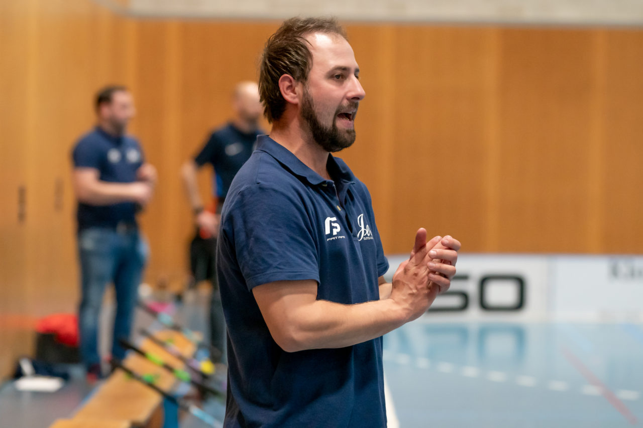 Ruebisbach (Kloten), 23.03.2019, Unihockey Junioren U16 B Playoffs, Kloten-Dietlikon Jets - Nesslau Sharks, Trainer treibt seine Jungs an 

(Claudio Schwarz, unihockey-fotos.ch)

Copyright: Claudio Schwarz, unihockey-fotos.ch – Dieses Bild wurde durch swiss unihockey lizenziert und darf ausschliesslich auf den Online-Kanälen von swiss unihockey verwendet werden. Die redaktionelle oder kommerzielle Nutzung durch Dritte (Medien, Vereine, Unternehmen oder Privatpersonen) per Download von diesem flickr-Account ist ausgeschlossen. Das Bild kann bei Interesse via unihockey-fotos.ch kostenpflichtig lizenziert werden. unihockey-fotos.ch behält sich vor, fehlbaren Medien, Vereinen, Unternehmen oder Privatpersonen Bilder mit einem Zuschlag in Rechnung zu stellen.