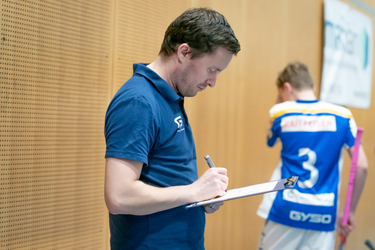 Ruebisbach (Kloten), 23.03.2019, Unihockey Junioren U16 B Playoffs, Kloten-Dietlikon Jets - Nesslau Sharks, Trainer macht Notizen

(Claudio Schwarz, unihockey-fotos.ch)

Copyright: Claudio Schwarz, unihockey-fotos.ch – Dieses Bild wurde durch swiss unihockey lizenziert und darf ausschliesslich auf den Online-Kanälen von swiss unihockey verwendet werden. Die redaktionelle oder kommerzielle Nutzung durch Dritte (Medien, Vereine, Unternehmen oder Privatpersonen) per Download von diesem flickr-Account ist ausgeschlossen. Das Bild kann bei Interesse via unihockey-fotos.ch kostenpflichtig lizenziert werden. unihockey-fotos.ch behält sich vor, fehlbaren Medien, Vereinen, Unternehmen oder Privatpersonen Bilder mit einem Zuschlag in Rechnung zu stellen.