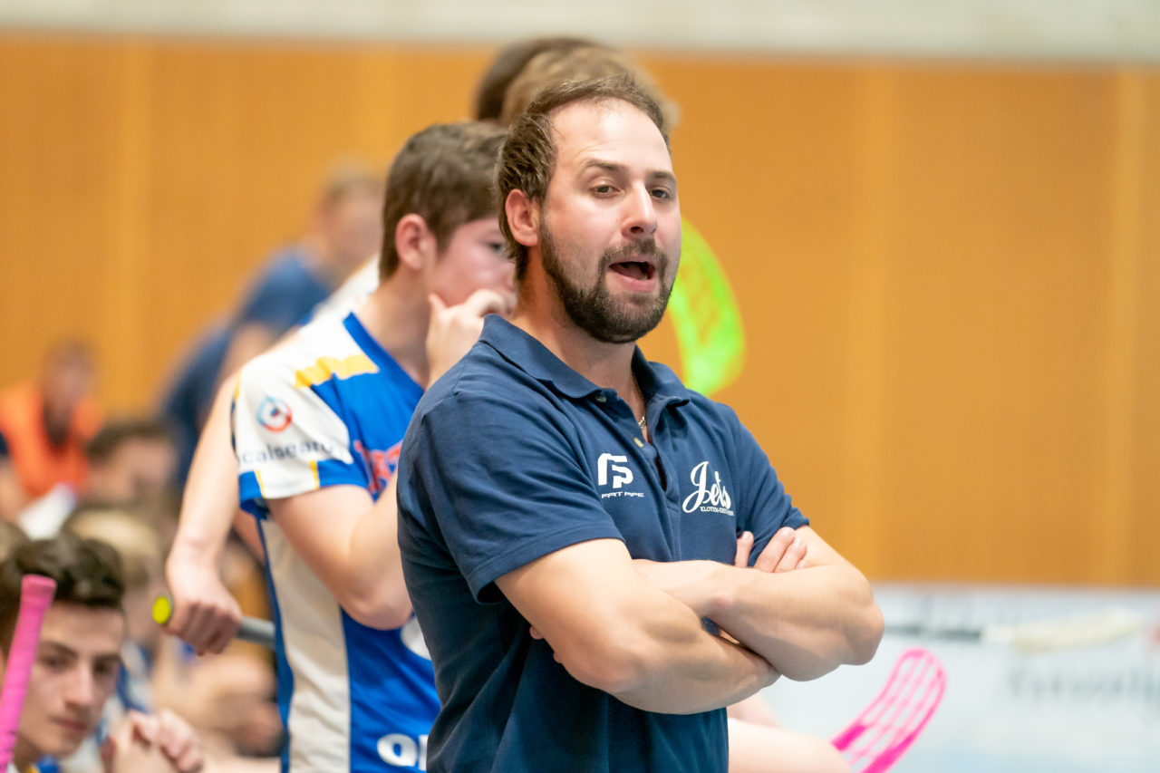 Ruebisbach (Kloten), 23.03.2019, Unihockey Junioren U16 B Playoffs, Kloten-Dietlikon Jets - Nesslau Sharks, Trainer ruft

(Claudio Schwarz, unihockey-fotos.ch)

Copyright: Claudio Schwarz, unihockey-fotos.ch – Dieses Bild wurde durch swiss unihockey lizenziert und darf ausschliesslich auf den Online-Kanälen von swiss unihockey verwendet werden. Die redaktionelle oder kommerzielle Nutzung durch Dritte (Medien, Vereine, Unternehmen oder Privatpersonen) per Download von diesem flickr-Account ist ausgeschlossen. Das Bild kann bei Interesse via unihockey-fotos.ch kostenpflichtig lizenziert werden. unihockey-fotos.ch behält sich vor, fehlbaren Medien, Vereinen, Unternehmen oder Privatpersonen Bilder mit einem Zuschlag in Rechnung zu stellen.