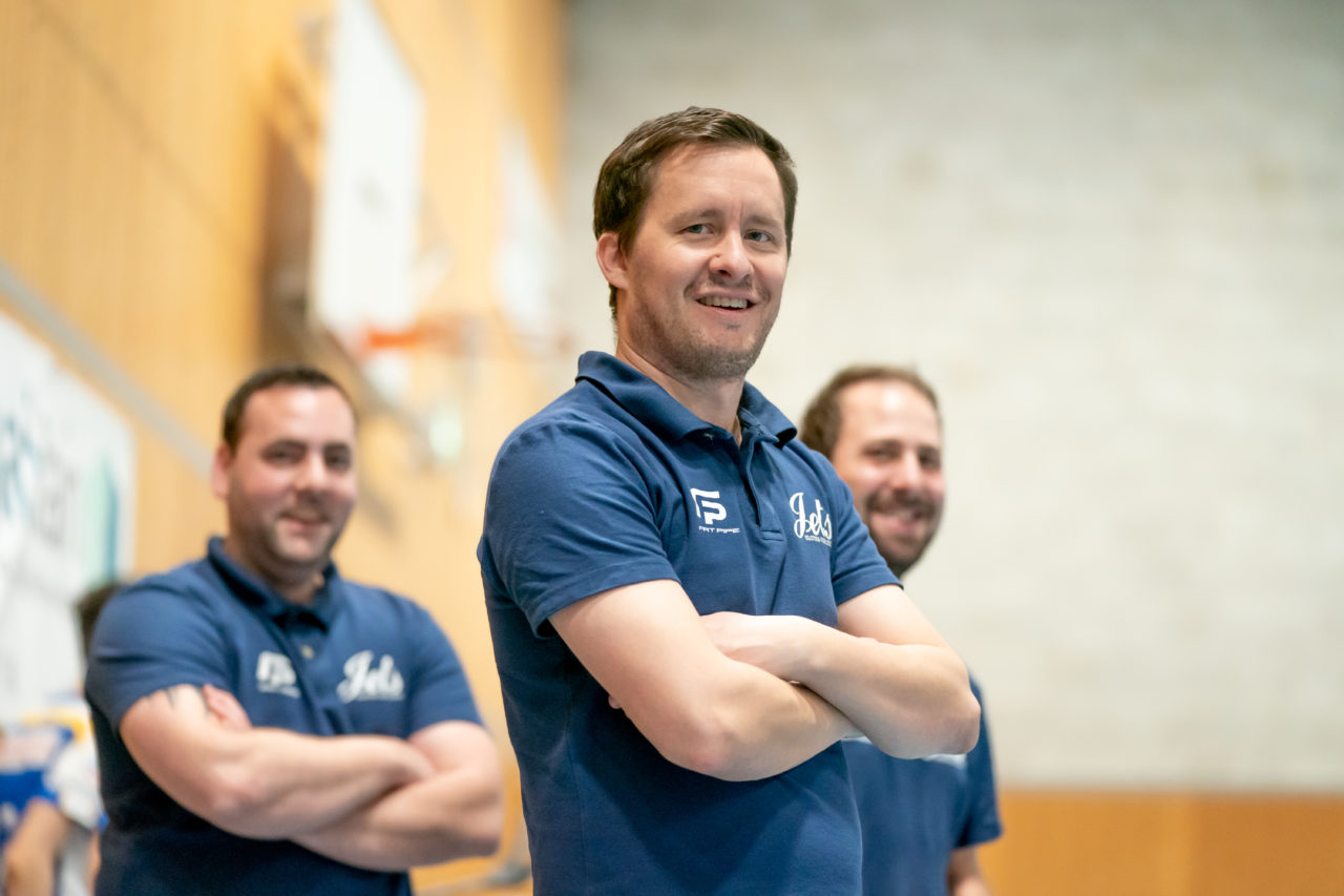 Ruebisbach (Kloten), 23.03.2019, Unihockey Junioren U16 B Playoffs, Kloten-Dietlikon Jets - Nesslau Sharks, Trainer lacht

(Claudio Schwarz, unihockey-fotos.ch)

Copyright: Claudio Schwarz, unihockey-fotos.ch – Dieses Bild wurde durch swiss unihockey lizenziert und darf ausschliesslich auf den Online-Kanälen von swiss unihockey verwendet werden. Die redaktionelle oder kommerzielle Nutzung durch Dritte (Medien, Vereine, Unternehmen oder Privatpersonen) per Download von diesem flickr-Account ist ausgeschlossen. Das Bild kann bei Interesse via unihockey-fotos.ch kostenpflichtig lizenziert werden. unihockey-fotos.ch behält sich vor, fehlbaren Medien, Vereinen, Unternehmen oder Privatpersonen Bilder mit einem Zuschlag in Rechnung zu stellen.