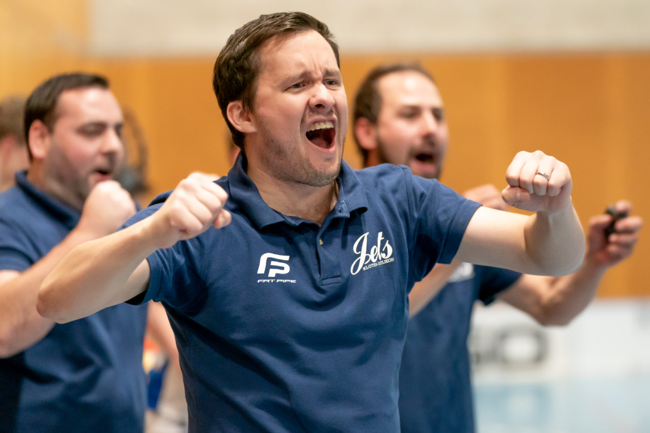 Ruebisbach (Kloten), 23.03.2019, Unihockey Junioren U16 B Playoffs, Kloten-Dietlikon Jets - Nesslau Sharks, Trainer jubelt 

(Claudio Schwarz, unihockey-fotos.ch)

Copyright: Claudio Schwarz, unihockey-fotos.ch – Dieses Bild wurde durch swiss unihockey lizenziert und darf ausschliesslich auf den Online-Kanälen von swiss unihockey verwendet werden. Die redaktionelle oder kommerzielle Nutzung durch Dritte (Medien, Vereine, Unternehmen oder Privatpersonen) per Download von diesem flickr-Account ist ausgeschlossen. Das Bild kann bei Interesse via unihockey-fotos.ch kostenpflichtig lizenziert werden. unihockey-fotos.ch behält sich vor, fehlbaren Medien, Vereinen, Unternehmen oder Privatpersonen Bilder mit einem Zuschlag in Rechnung zu stellen.