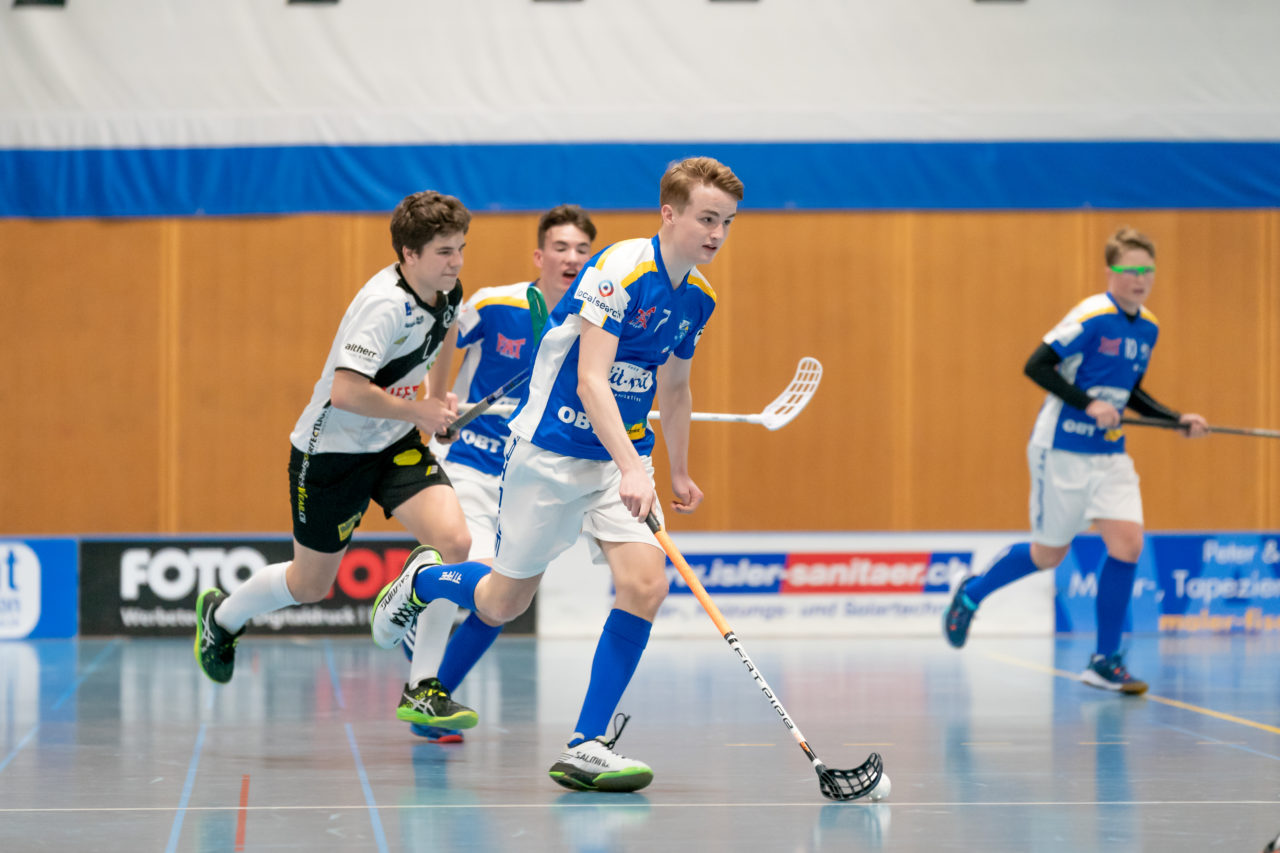 Ruebisbach (Kloten), 23.03.2019, Unihockey Junioren U16 B Playoffs, Kloten-Dietlikon Jets - Nesslau Sharks, Jens Dittrich (Nr. 7, Kloten-Dietlikon Jets) am Ball

(Claudio Schwarz, unihockey-fotos.ch)

Copyright: Claudio Schwarz, unihockey-fotos.ch – Dieses Bild wurde durch swiss unihockey lizenziert und darf ausschliesslich auf den Online-Kanälen von swiss unihockey verwendet werden. Die redaktionelle oder kommerzielle Nutzung durch Dritte (Medien, Vereine, Unternehmen oder Privatpersonen) per Download von diesem flickr-Account ist ausgeschlossen. Das Bild kann bei Interesse via unihockey-fotos.ch kostenpflichtig lizenziert werden. unihockey-fotos.ch behält sich vor, fehlbaren Medien, Vereinen, Unternehmen oder Privatpersonen Bilder mit einem Zuschlag in Rechnung zu stellen.