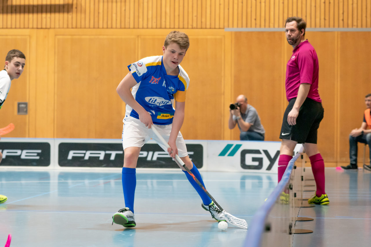 Ruebisbach (Kloten), 23.03.2019, Unihockey Junioren U16 B Playoffs, Kloten-Dietlikon Jets - Nesslau Sharks, Cedric Suter (Nr. 18, Kloten-Dietlikon Jets) am Ball

(Claudio Schwarz, unihockey-fotos.ch)

Copyright: Claudio Schwarz, unihockey-fotos.ch – Dieses Bild wurde durch swiss unihockey lizenziert und darf ausschliesslich auf den Online-Kanälen von swiss unihockey verwendet werden. Die redaktionelle oder kommerzielle Nutzung durch Dritte (Medien, Vereine, Unternehmen oder Privatpersonen) per Download von diesem flickr-Account ist ausgeschlossen. Das Bild kann bei Interesse via unihockey-fotos.ch kostenpflichtig lizenziert werden. unihockey-fotos.ch behält sich vor, fehlbaren Medien, Vereinen, Unternehmen oder Privatpersonen Bilder mit einem Zuschlag in Rechnung zu stellen.