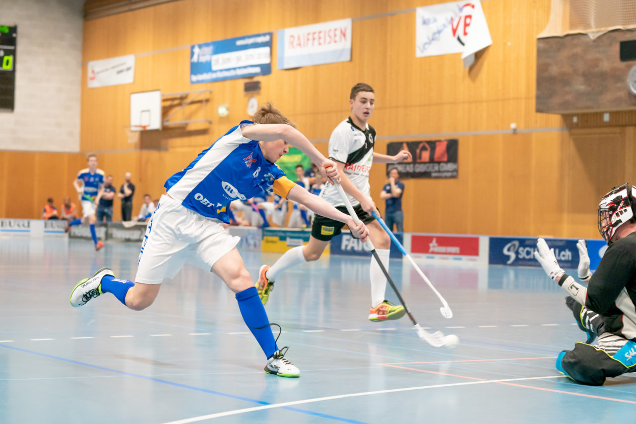 Ruebisbach (Kloten), 23.03.2019, Unihockey Junioren U16 B Playoffs, Kloten-Dietlikon Jets - Nesslau Sharks, Cedric Suter (Nr. 18, Kloten-Dietlikon Jets) mit einem Abschlussversuch

(Claudio Schwarz, unihockey-fotos.ch)

Copyright: Claudio Schwarz, unihockey-fotos.ch – Dieses Bild wurde durch swiss unihockey lizenziert und darf ausschliesslich auf den Online-Kanälen von swiss unihockey verwendet werden. Die redaktionelle oder kommerzielle Nutzung durch Dritte (Medien, Vereine, Unternehmen oder Privatpersonen) per Download von diesem flickr-Account ist ausgeschlossen. Das Bild kann bei Interesse via unihockey-fotos.ch kostenpflichtig lizenziert werden. unihockey-fotos.ch behält sich vor, fehlbaren Medien, Vereinen, Unternehmen oder Privatpersonen Bilder mit einem Zuschlag in Rechnung zu stellen.