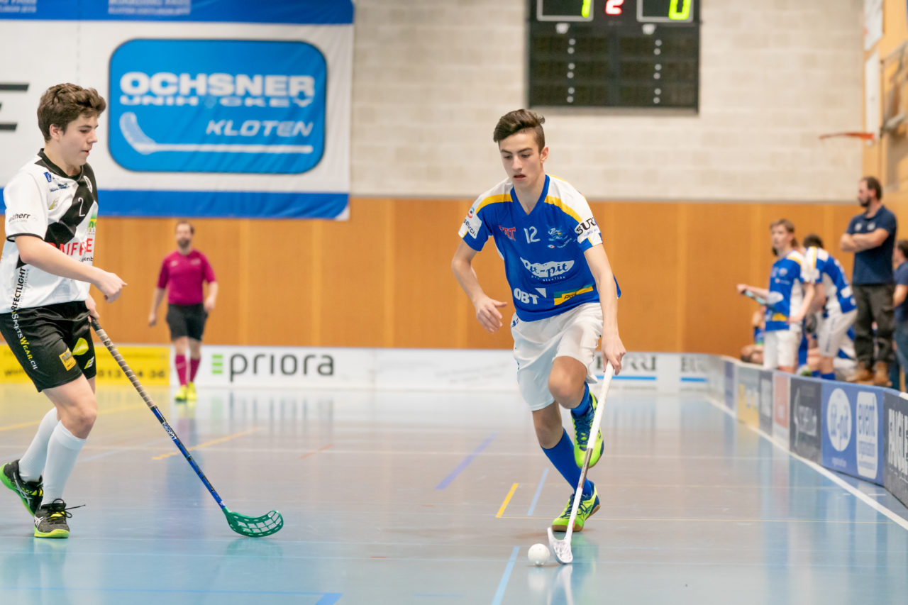 Ruebisbach (Kloten), 23.03.2019, Unihockey Junioren U16 B Playoffs, Kloten-Dietlikon Jets - Nesslau Sharks, David Ferrari (Nr. 12, Kloten-Dietlikon Jets) am Ball

(Claudio Schwarz, unihockey-fotos.ch)

Copyright: Claudio Schwarz, unihockey-fotos.ch – Dieses Bild wurde durch swiss unihockey lizenziert und darf ausschliesslich auf den Online-Kanälen von swiss unihockey verwendet werden. Die redaktionelle oder kommerzielle Nutzung durch Dritte (Medien, Vereine, Unternehmen oder Privatpersonen) per Download von diesem flickr-Account ist ausgeschlossen. Das Bild kann bei Interesse via unihockey-fotos.ch kostenpflichtig lizenziert werden. unihockey-fotos.ch behält sich vor, fehlbaren Medien, Vereinen, Unternehmen oder Privatpersonen Bilder mit einem Zuschlag in Rechnung zu stellen.
