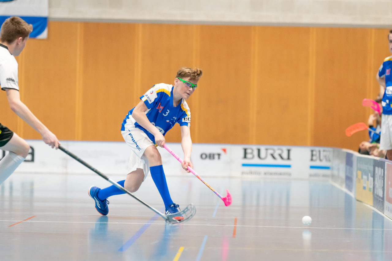 Ruebisbach (Kloten), 23.03.2019, Unihockey Junioren U16 B Playoffs, Kloten-Dietlikon Jets - Nesslau Sharks, Andreas Frei (Nr. 3, Kloten-Dietlikon Jets) spielt einen Pass

(Claudio Schwarz, unihockey-fotos.ch)

Copyright: Claudio Schwarz, unihockey-fotos.ch – Dieses Bild wurde durch swiss unihockey lizenziert und darf ausschliesslich auf den Online-Kanälen von swiss unihockey verwendet werden. Die redaktionelle oder kommerzielle Nutzung durch Dritte (Medien, Vereine, Unternehmen oder Privatpersonen) per Download von diesem flickr-Account ist ausgeschlossen. Das Bild kann bei Interesse via unihockey-fotos.ch kostenpflichtig lizenziert werden. unihockey-fotos.ch behält sich vor, fehlbaren Medien, Vereinen, Unternehmen oder Privatpersonen Bilder mit einem Zuschlag in Rechnung zu stellen.