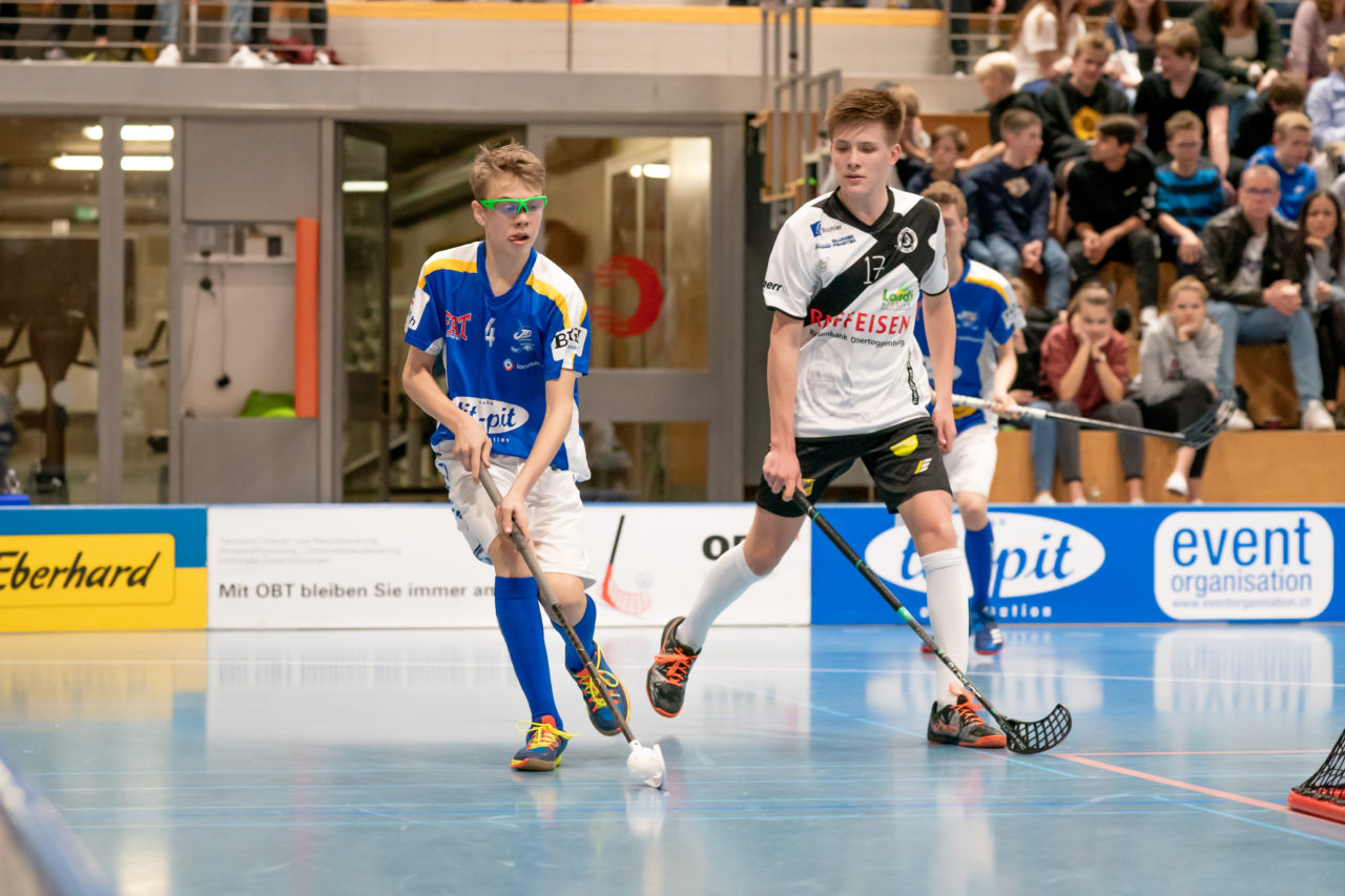 Ruebisbach (Kloten), 23.03.2019, Unihockey Junioren U16 B Playoffs, Kloten-Dietlikon Jets - Nesslau Sharks, Niklas Nussbaumer (Nr. 4, Kloten-Dietlikon Jets) am Ball

(Claudio Schwarz, unihockey-fotos.ch)

Copyright: Claudio Schwarz, unihockey-fotos.ch – Dieses Bild wurde durch swiss unihockey lizenziert und darf ausschliesslich auf den Online-Kanälen von swiss unihockey verwendet werden. Die redaktionelle oder kommerzielle Nutzung durch Dritte (Medien, Vereine, Unternehmen oder Privatpersonen) per Download von diesem flickr-Account ist ausgeschlossen. Das Bild kann bei Interesse via unihockey-fotos.ch kostenpflichtig lizenziert werden. unihockey-fotos.ch behält sich vor, fehlbaren Medien, Vereinen, Unternehmen oder Privatpersonen Bilder mit einem Zuschlag in Rechnung zu stellen.