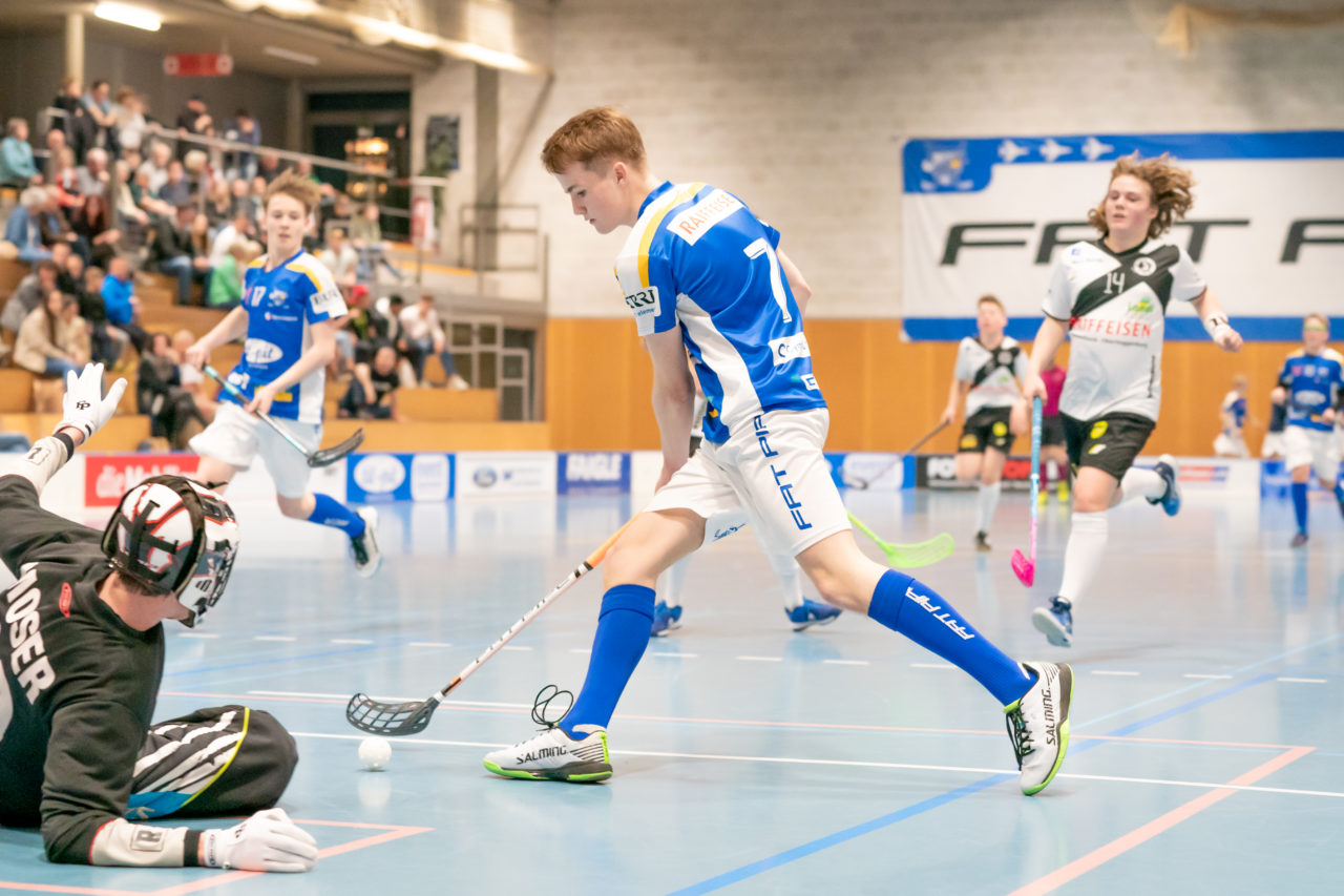 Ruebisbach (Kloten), 23.03.2019, Unihockey Junioren U16 B Playoffs, Kloten-Dietlikon Jets - Nesslau Sharks, Jens Dittrich (Nr. 7, Kloten-Dietlikon Jets) schiesst ein Tor

(Claudio Schwarz, unihockey-fotos.ch)

Copyright: Claudio Schwarz, unihockey-fotos.ch – Dieses Bild wurde durch swiss unihockey lizenziert und darf ausschliesslich auf den Online-Kanälen von swiss unihockey verwendet werden. Die redaktionelle oder kommerzielle Nutzung durch Dritte (Medien, Vereine, Unternehmen oder Privatpersonen) per Download von diesem flickr-Account ist ausgeschlossen. Das Bild kann bei Interesse via unihockey-fotos.ch kostenpflichtig lizenziert werden. unihockey-fotos.ch behält sich vor, fehlbaren Medien, Vereinen, Unternehmen oder Privatpersonen Bilder mit einem Zuschlag in Rechnung zu stellen.