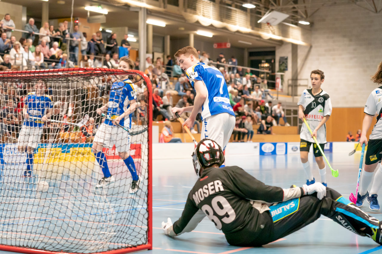 Ruebisbach (Kloten), 23.03.2019, Unihockey Junioren U16 B Playoffs, Kloten-Dietlikon Jets - Nesslau Sharks, Jens Dittrich (Nr. 7, Kloten-Dietlikon Jets) schiesst ein Tor

(Claudio Schwarz, unihockey-fotos.ch)

Copyright: Claudio Schwarz, unihockey-fotos.ch – Dieses Bild wurde durch swiss unihockey lizenziert und darf ausschliesslich auf den Online-Kanälen von swiss unihockey verwendet werden. Die redaktionelle oder kommerzielle Nutzung durch Dritte (Medien, Vereine, Unternehmen oder Privatpersonen) per Download von diesem flickr-Account ist ausgeschlossen. Das Bild kann bei Interesse via unihockey-fotos.ch kostenpflichtig lizenziert werden. unihockey-fotos.ch behält sich vor, fehlbaren Medien, Vereinen, Unternehmen oder Privatpersonen Bilder mit einem Zuschlag in Rechnung zu stellen.